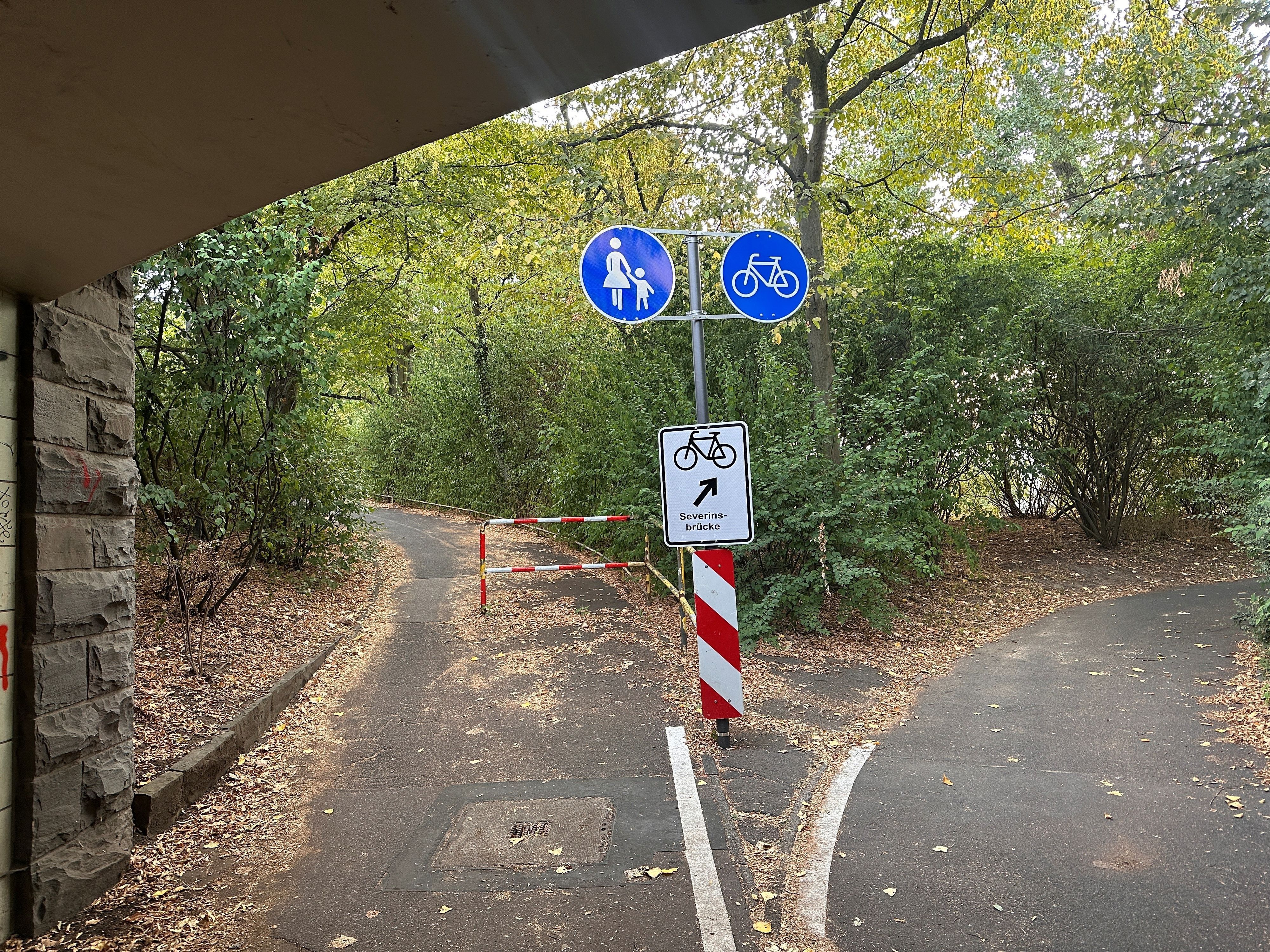Seit Kurzem eindeutig beschildert: die Auffahrt für Radfahrer zur Severinsbrücke auf der Deutzer Seite.