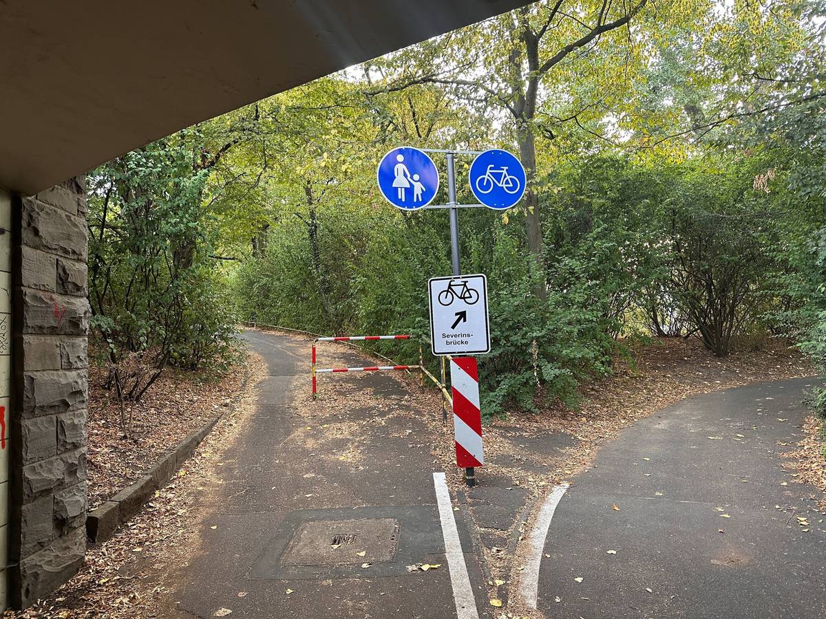 Seit Kurzem eindeutig beschildert: die Auffahrt für Radfahrer zur Severinsbrücke auf der Deutzer Seite.