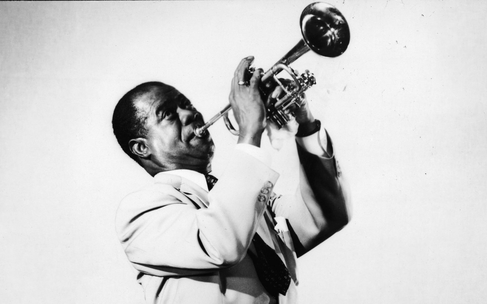 In seinen jungen Jahren trat Louis Armstrong regelmäßig auf einem Mississippi-Dampfer auf. Sein erster Nummer-eins-Hit gelang ihm 1932. (Bild: Getty Images/Hulton Archive)