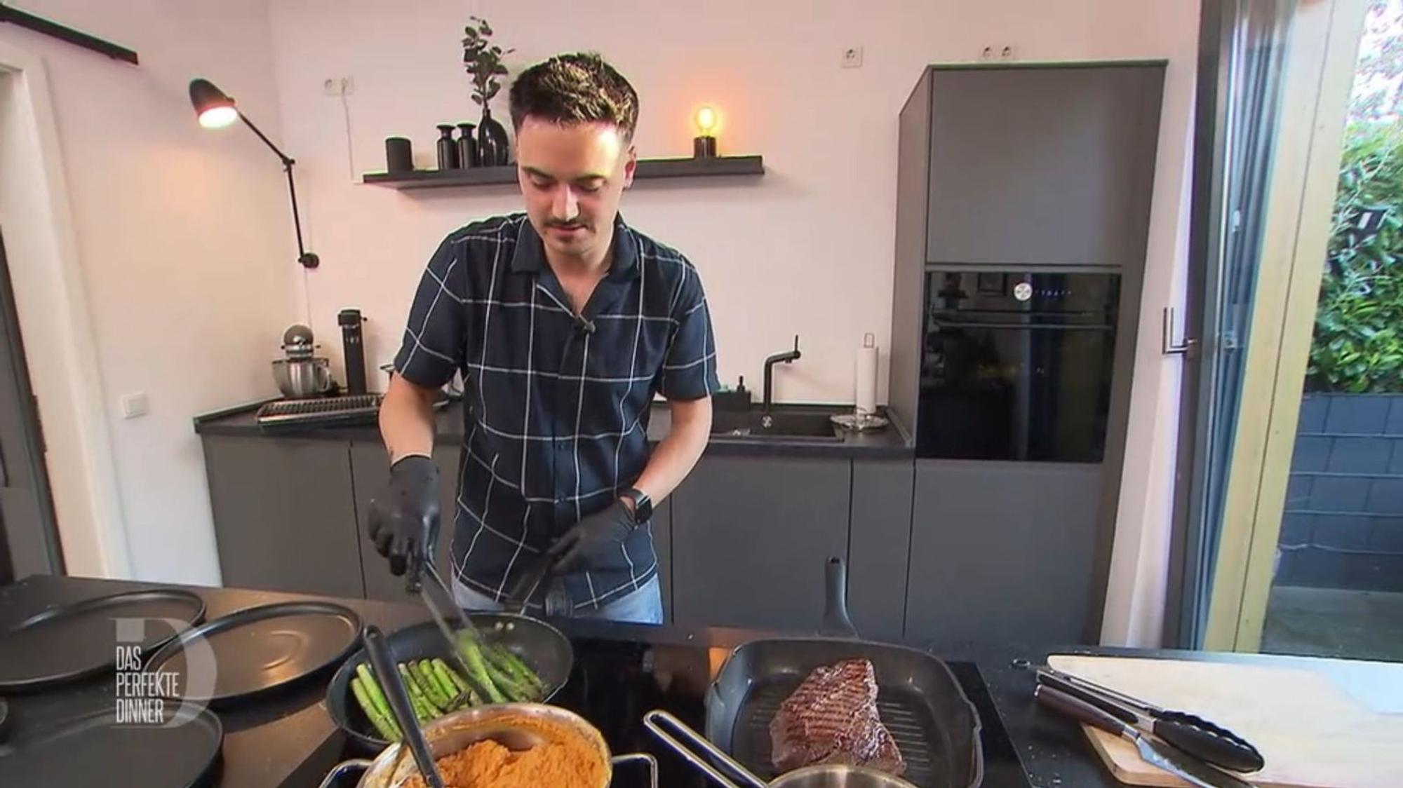 Dass Patrick das Rind in der Grillpfanne anbrät, dürfte Frederik erfreuen.
(Bild: RTL)