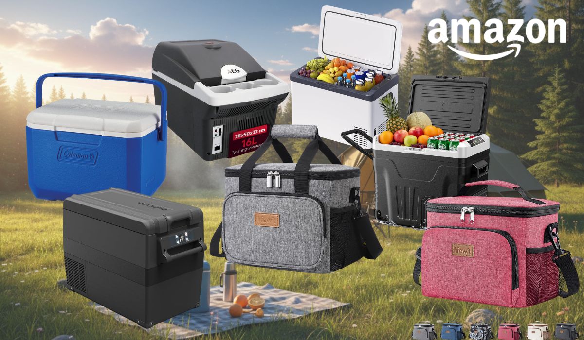 Camping-Kühlboxen und Kühltaschen im Amazon Sale – darunter eine blaue Coleman-Kühlbox, eine schwarze Kompressor-Kühlbox, eine thermoelektrische AEG-Kühlbox sowie graue und rosafarbene Kühltaschen von Lifewit – vor sommerlicher Outdoor-Kulisse mit Zelt und Wiese.
