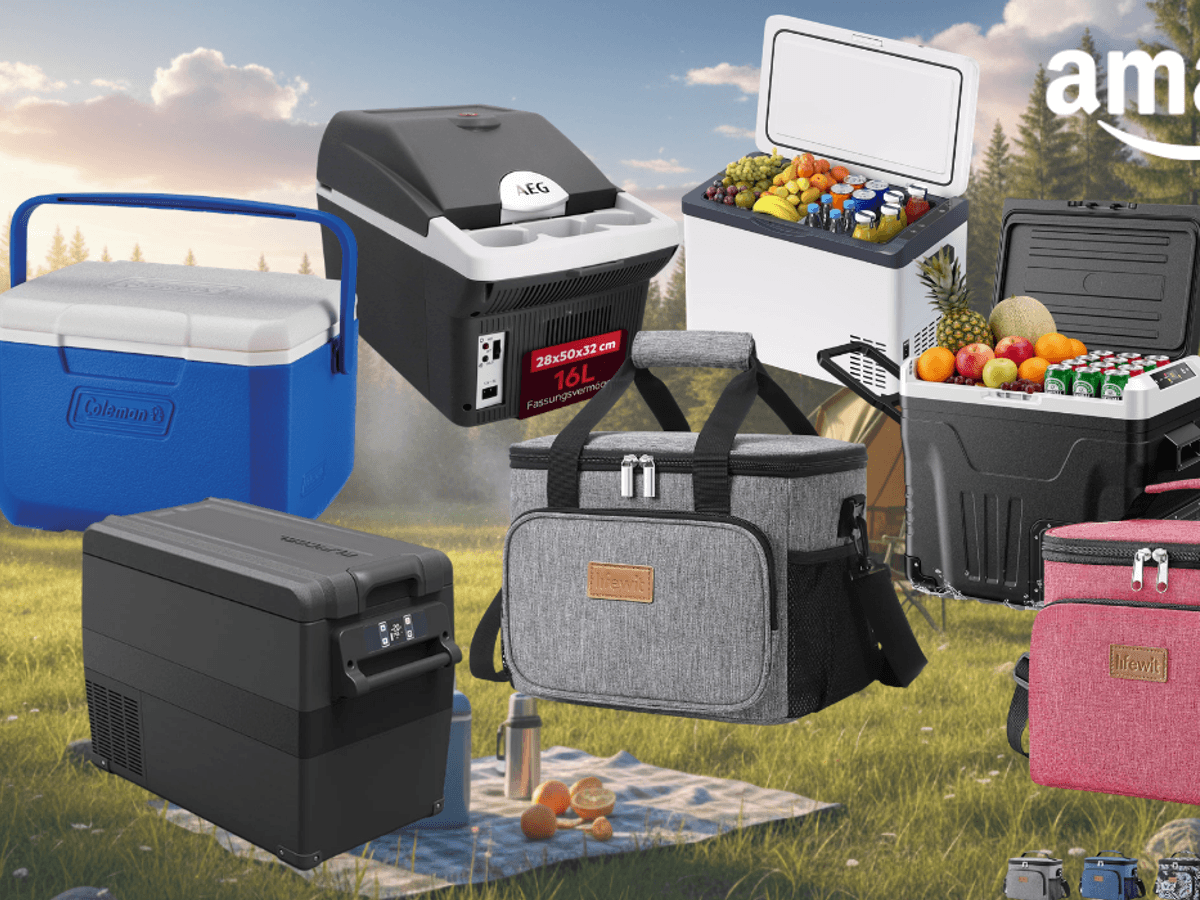 Camping-Kühlboxen und Kühltaschen im Amazon Sale – darunter eine blaue Coleman-Kühlbox, eine schwarze Kompressor-Kühlbox, eine thermoelektrische AEG-Kühlbox sowie graue und rosafarbene Kühltaschen von Lifewit – vor sommerlicher Outdoor-Kulisse mit Zelt und Wiese.