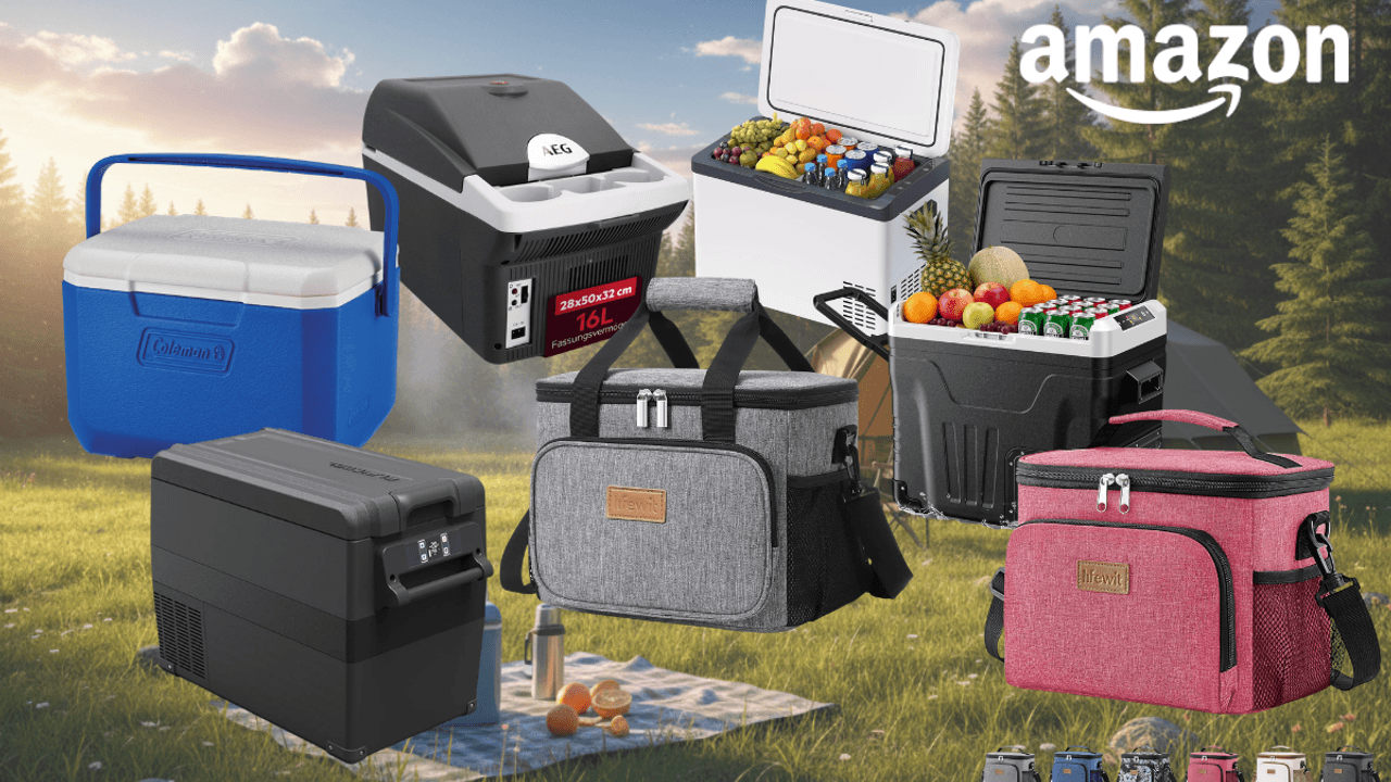Camping-Kühlboxen und Kühltaschen im Amazon Sale – darunter eine blaue Coleman-Kühlbox, eine schwarze Kompressor-Kühlbox, eine thermoelektrische AEG-Kühlbox sowie graue und rosafarbene Kühltaschen von Lifewit – vor sommerlicher Outdoor-Kulisse mit Zelt und Wiese.