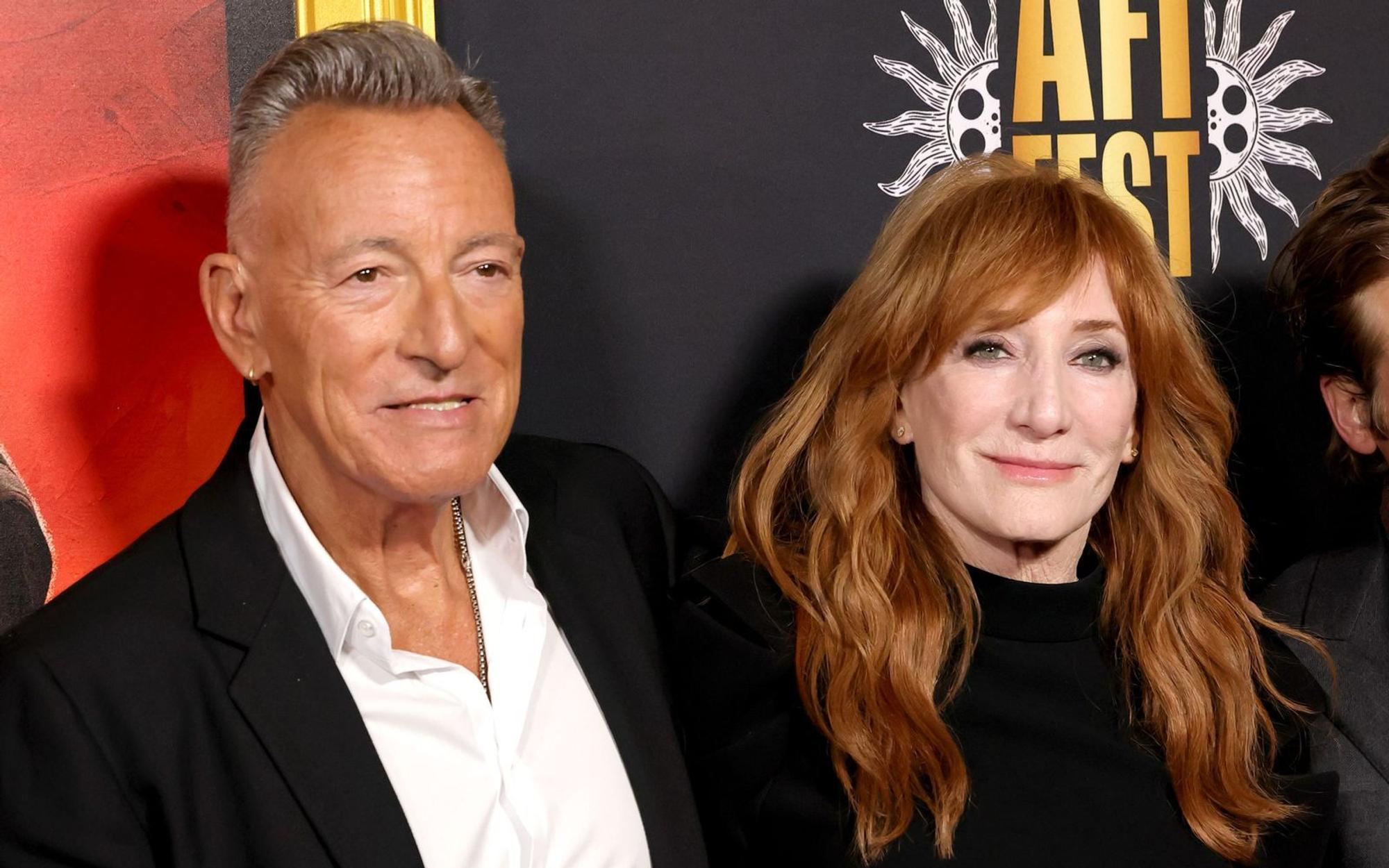 Bruce Springsteen hat im Rahmen einer Benefizveranstaltung über die Krebserkrankung seiner Frau Patti Scialfa gesprochen. (Bild: 2025 Getty Images/Kevin Winter)