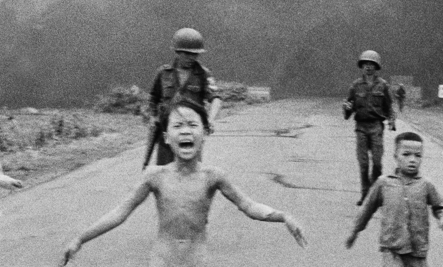 Kim Phúc (M.) flieht 1972 nach einem Napalmangriff im Vietnamkrieg – das Foto wurde weltweit bekannt.