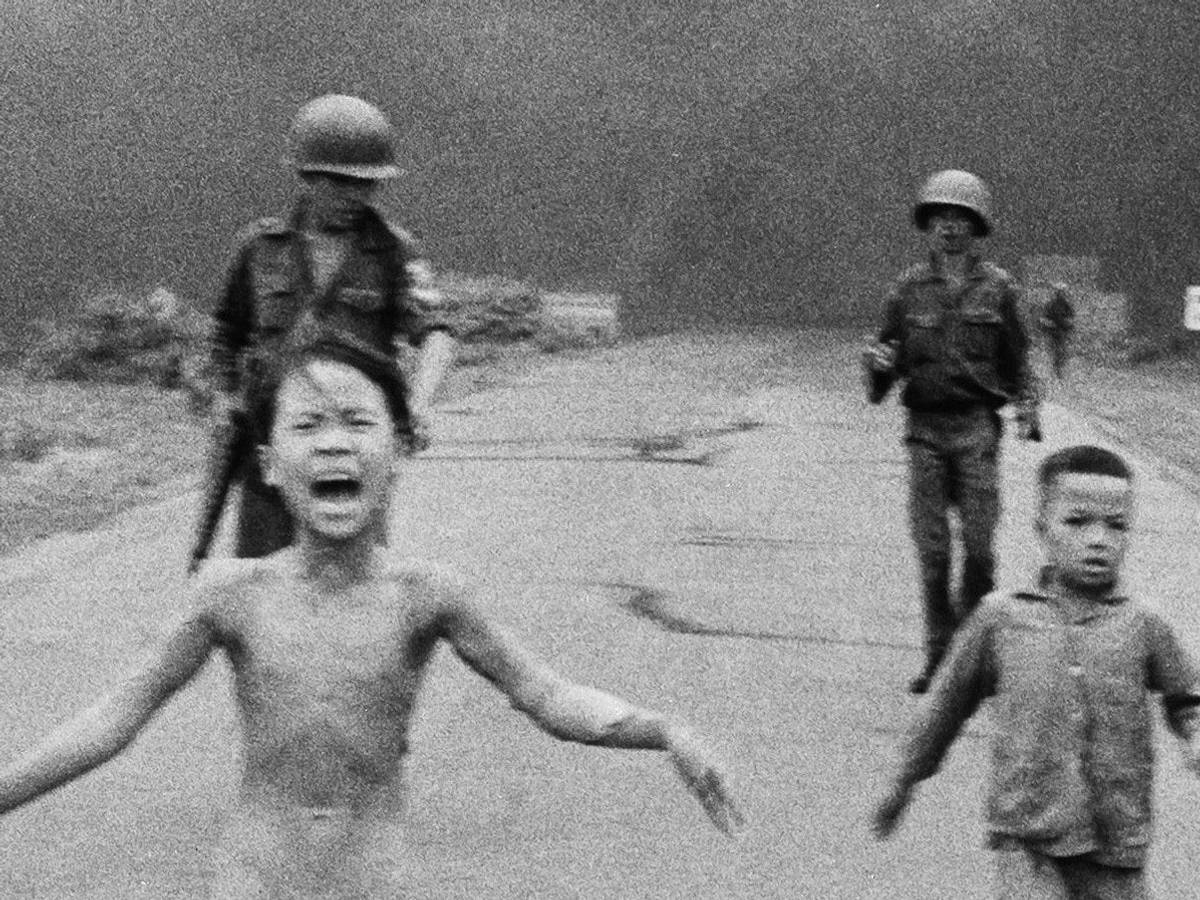 Kim Phúc (M.) flieht 1972 nach einem Napalmangriff im Vietnamkrieg – das Foto wurde weltweit bekannt.