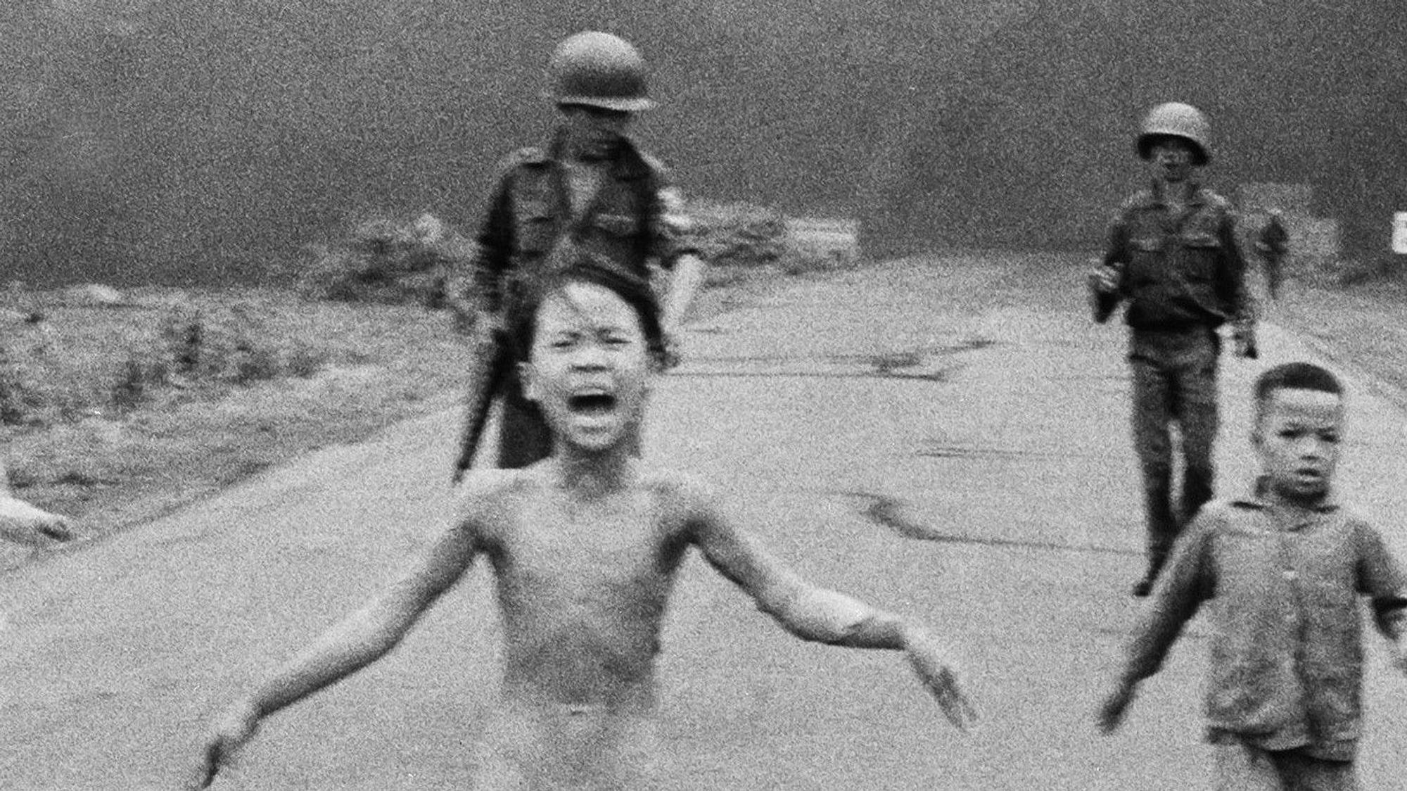 Kim Phúc (M.) flieht 1972 nach einem Napalmangriff im Vietnamkrieg – das Foto wurde weltweit bekannt.