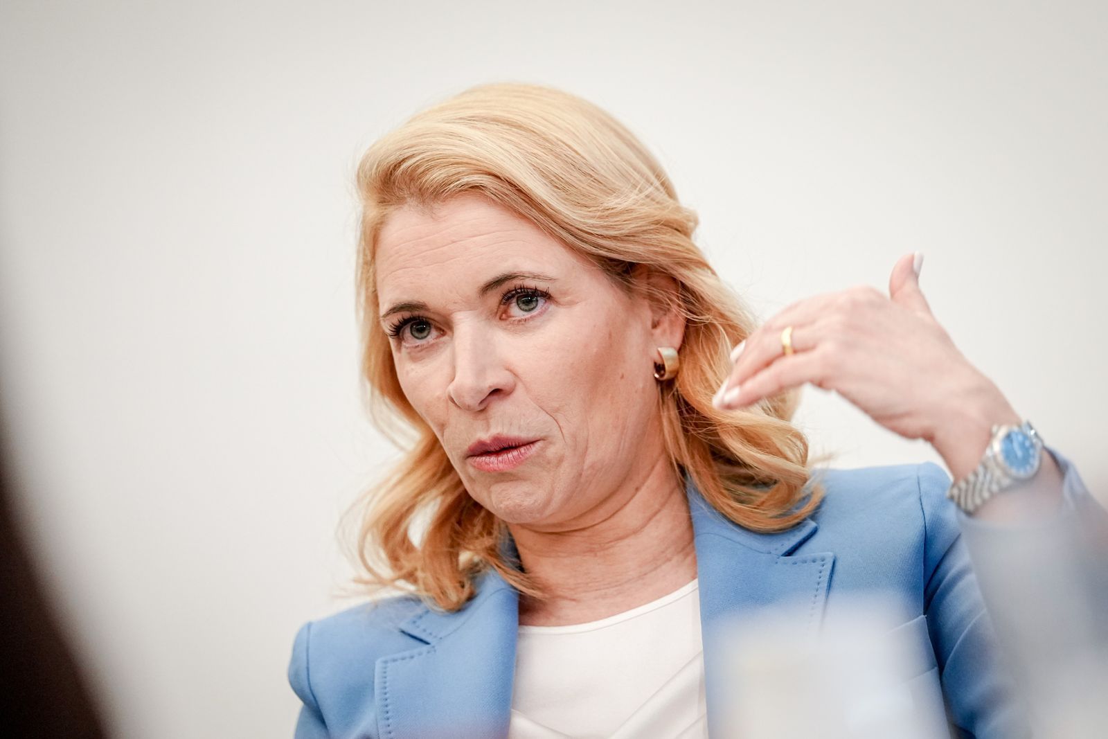 Die Chefin der Deutschen Bahn Evelyn Palla hat in der ZDF-Doku über die Bonuszahlungen für den Vorstand gesprochen. (Bild: ZDF/Kay Nietfeld)