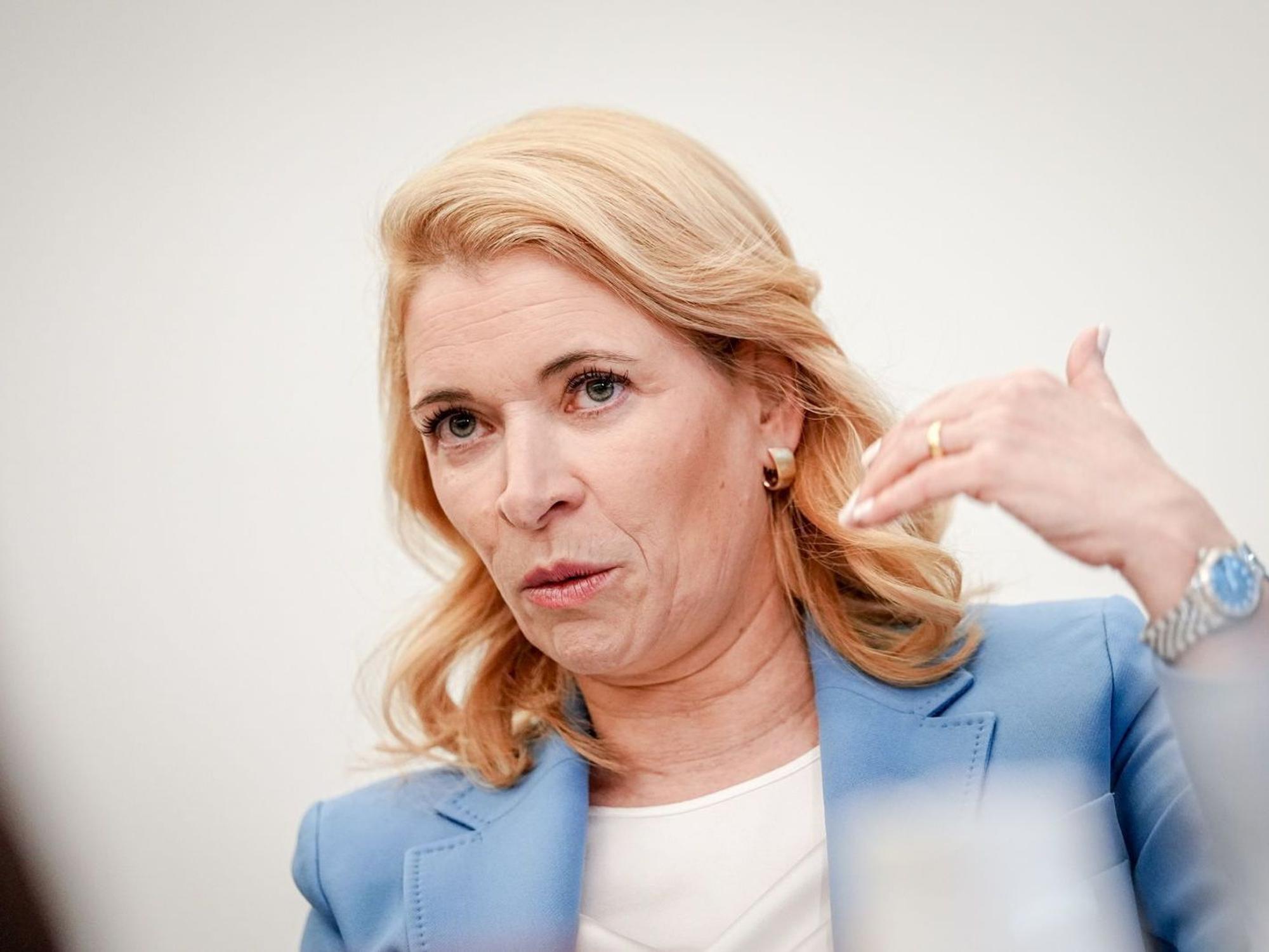 Die Chefin der Deutschen Bahn Evelyn Palla hat in der ZDF-Doku über die Bonuszahlungen für den Vorstand gesprochen. (Bild: ZDF/Kay Nietfeld)