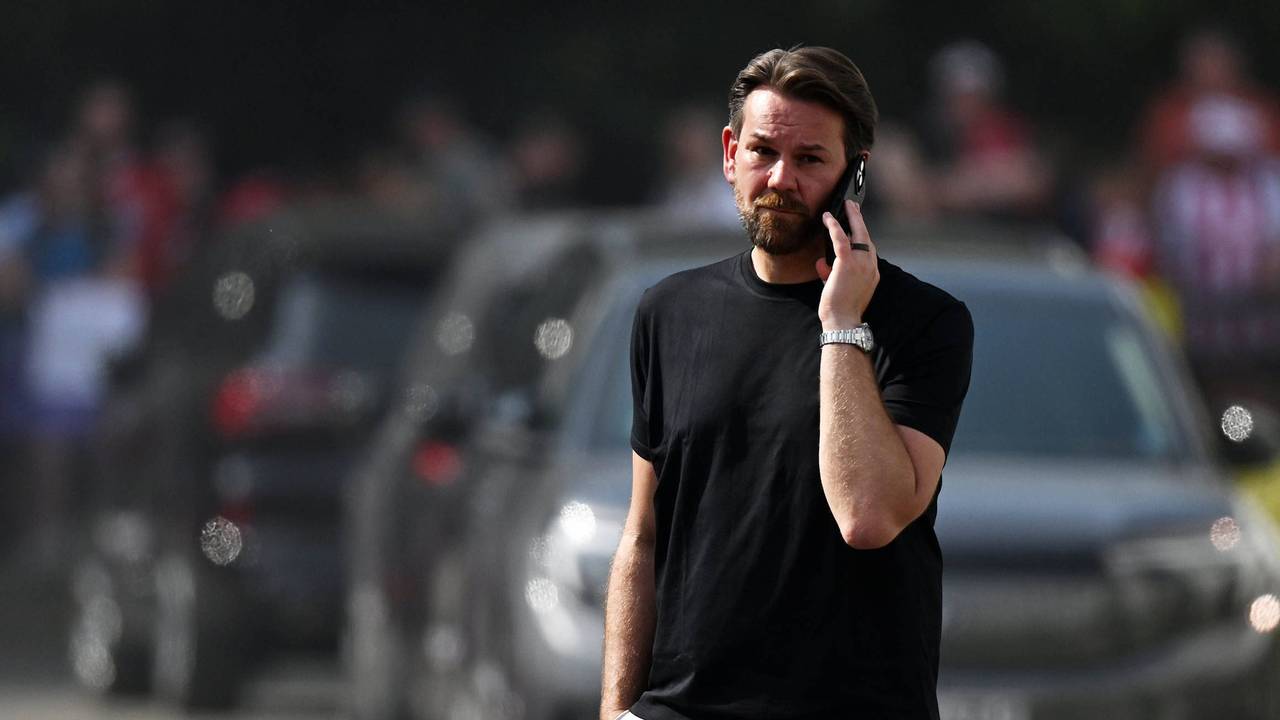 Thomas Kessler telefoniert am Geißbockheim
