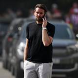 Thomas Kessler mit Handy am Ohr