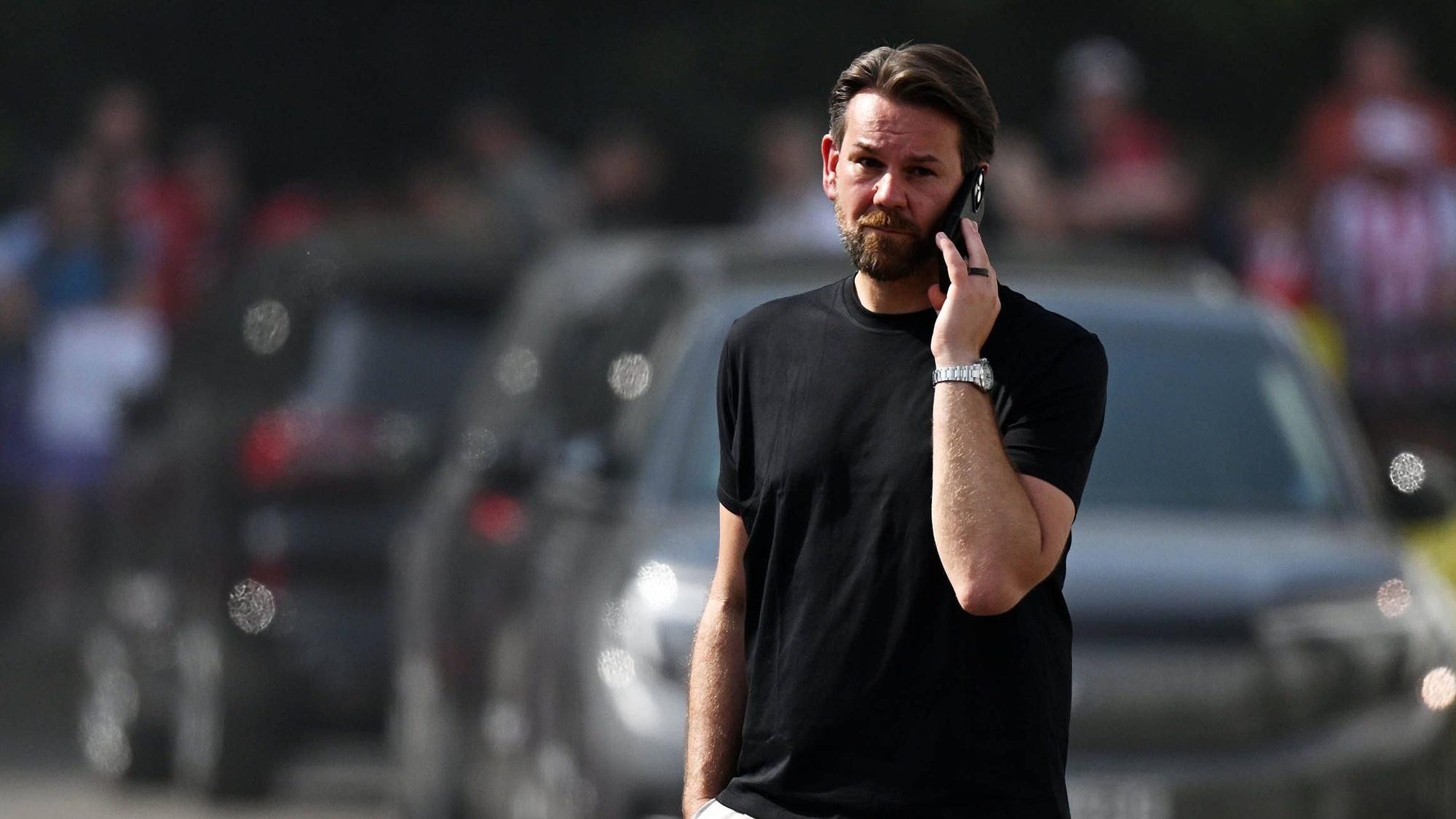 Thomas Kessler mit Handy am Ohr