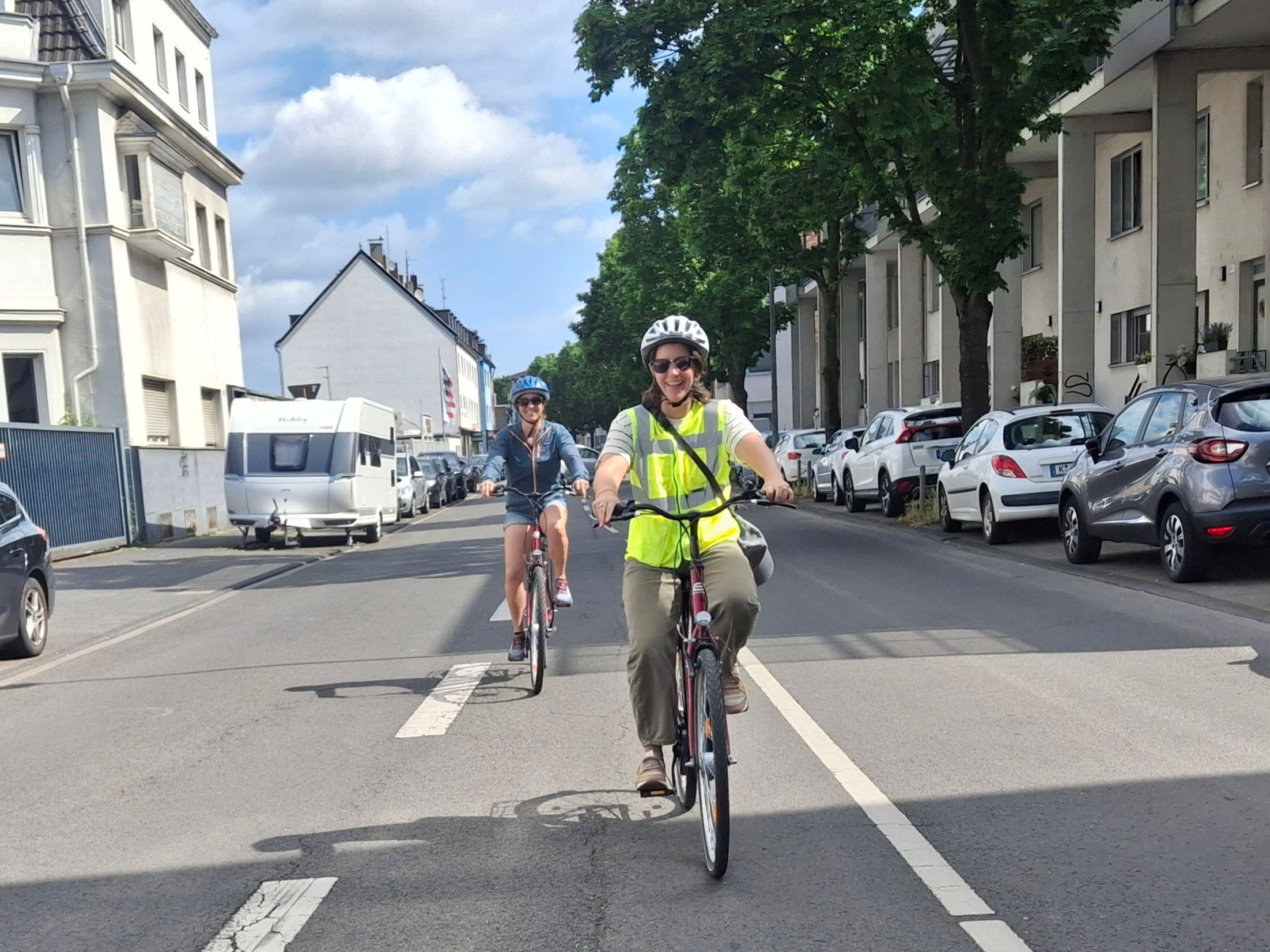 Leute auf Fahrrädern