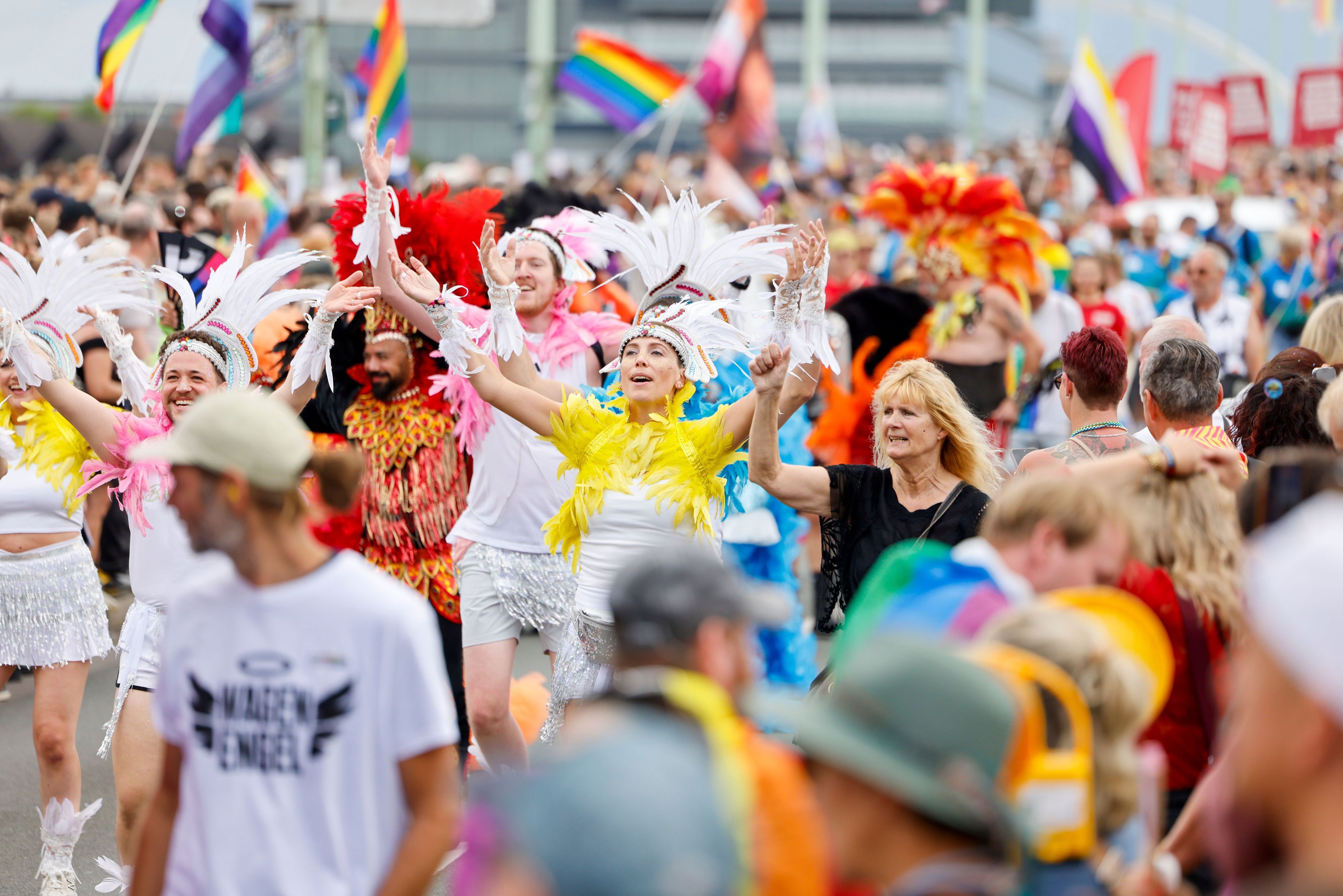 dpatopbilder - 05.07.2026, Nordrhein-Westfalen, Köln: Teilnehmer der Parade zum Christopher Street Day ziehen über die Deutzer Brücke. Foto: Thomas Banneyer/dpa +++ dpa-Bildfunk +++