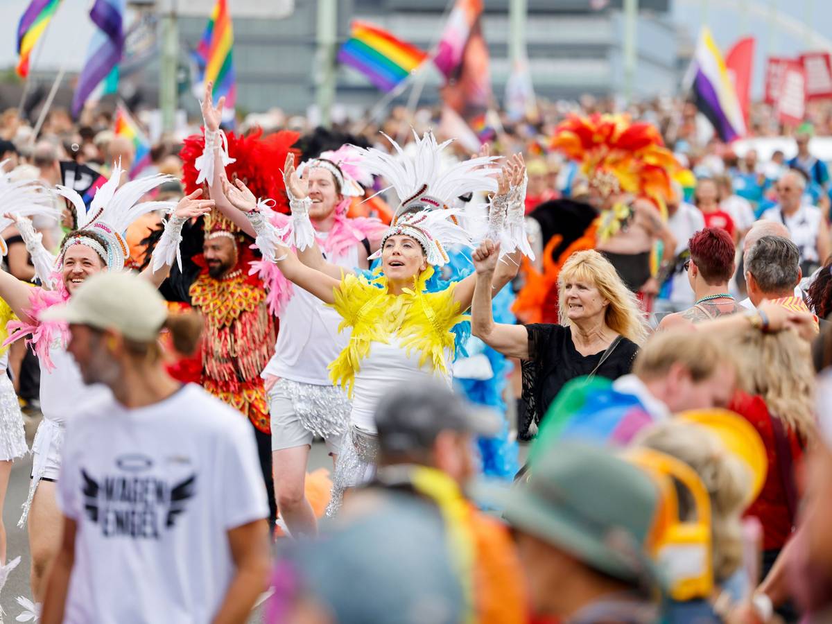 dpatopbilder - 05.07.2026, Nordrhein-Westfalen, Köln: Teilnehmer der Parade zum Christopher Street Day ziehen über die Deutzer Brücke. Foto: Thomas Banneyer/dpa +++ dpa-Bildfunk +++