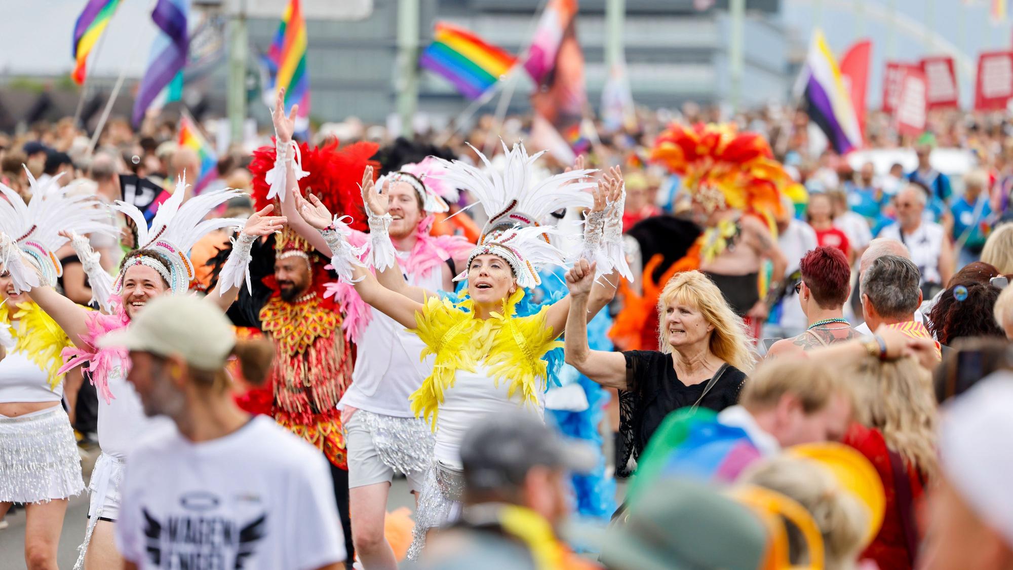 dpatopbilder - 05.07.2026, Nordrhein-Westfalen, Köln: Teilnehmer der Parade zum Christopher Street Day ziehen über die Deutzer Brücke. Foto: Thomas Banneyer/dpa +++ dpa-Bildfunk +++