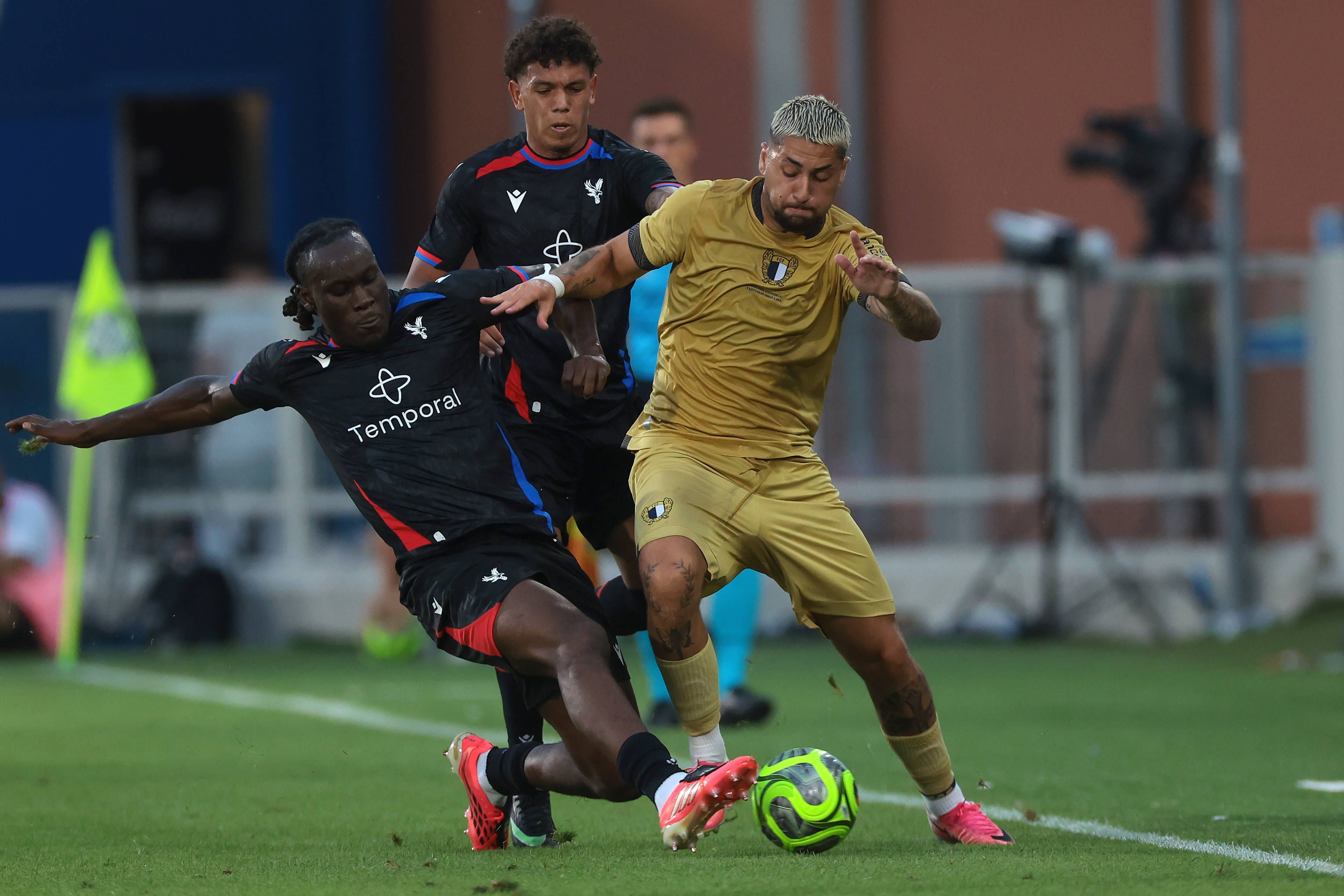 David Ozoh mit einem Tackling an Oscar Aranda.