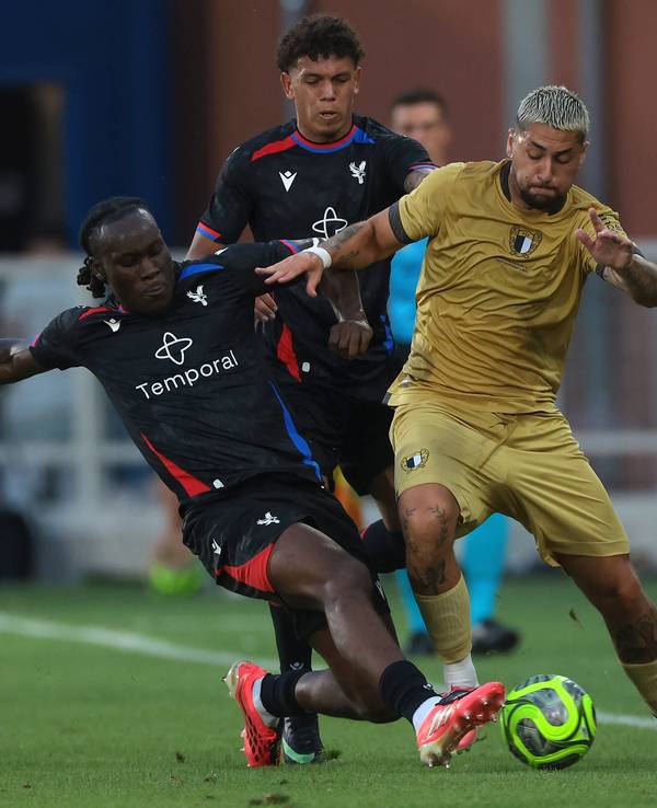 David Ozoh mit einem Tackling an Oscar Aranda.