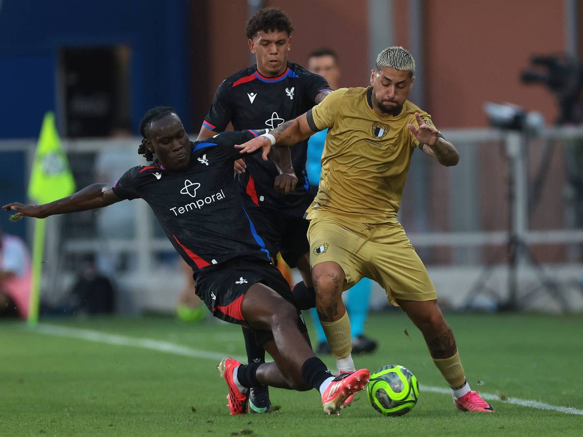 David Ozoh mit einem Tackling an Oscar Aranda.