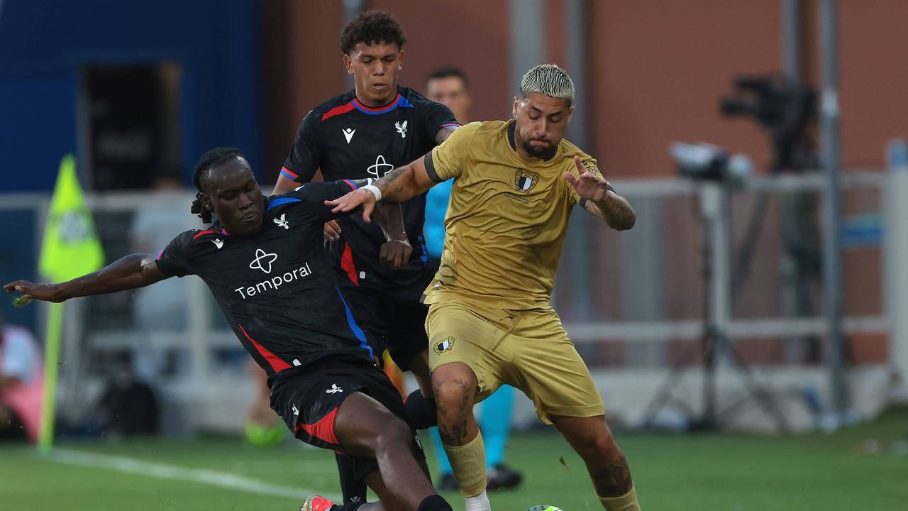 David Ozoh mit einem Tackling an Oscar Aranda.