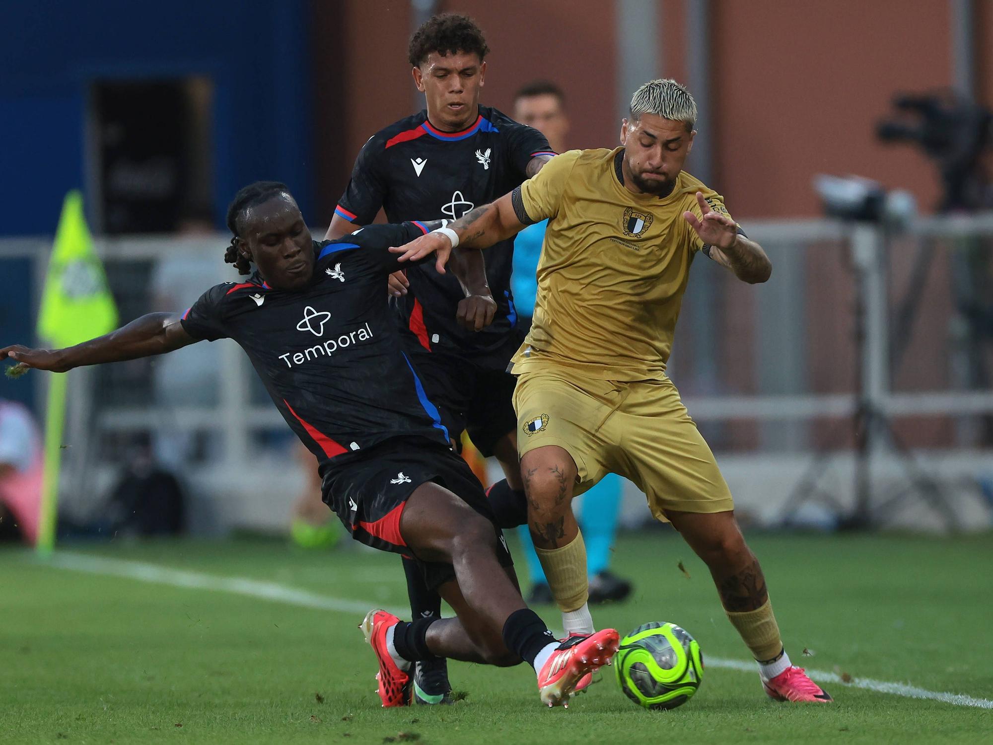 David Ozoh mit einem Tackling an Oscar Aranda.