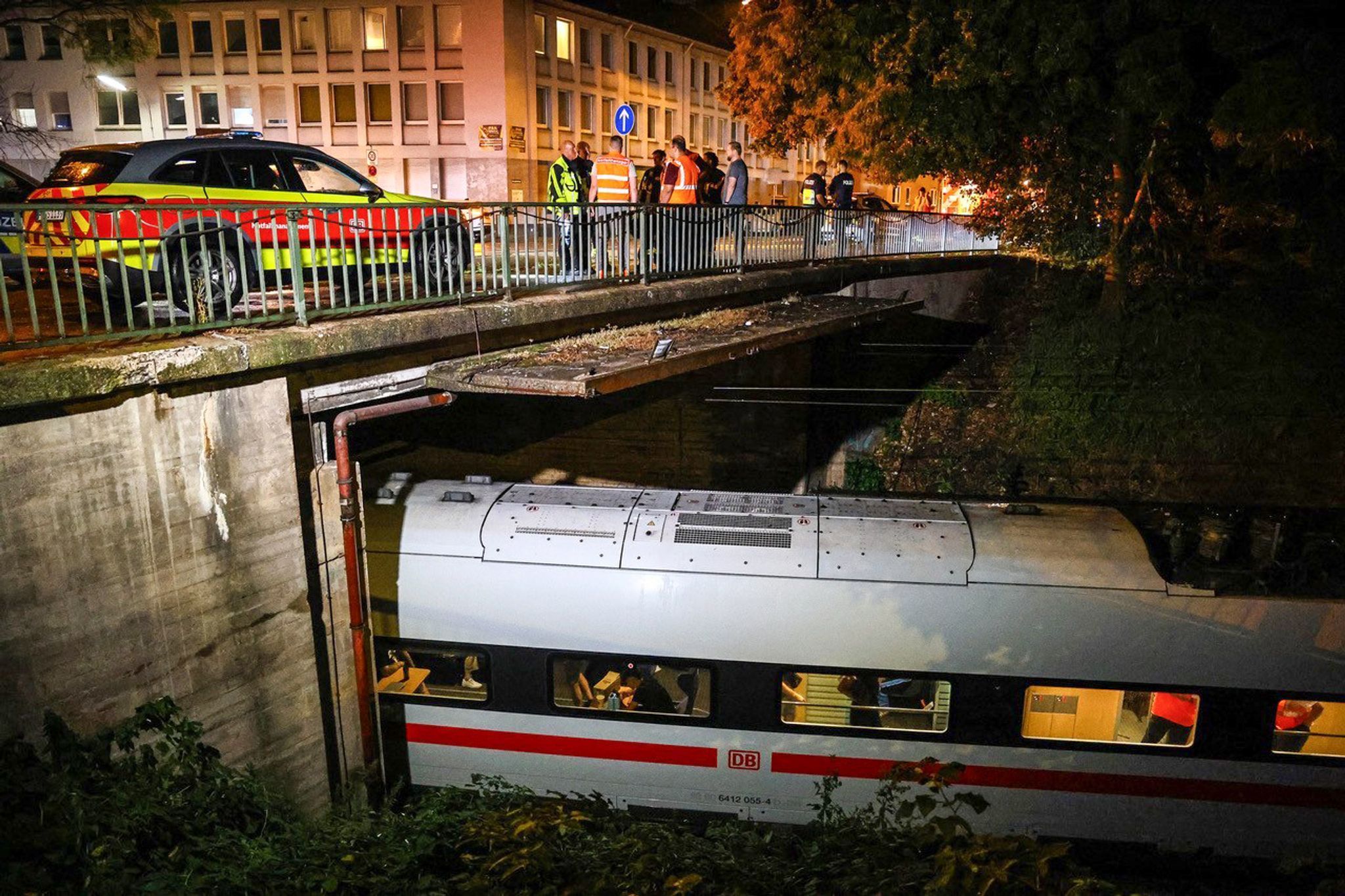 Reisende harren Stunden nach Oberleitungsschaden in ICE aus.
