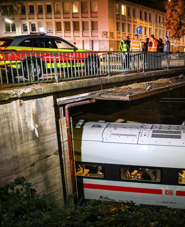 Reisende harren Stunden nach Oberleitungsschaden in ICE aus.