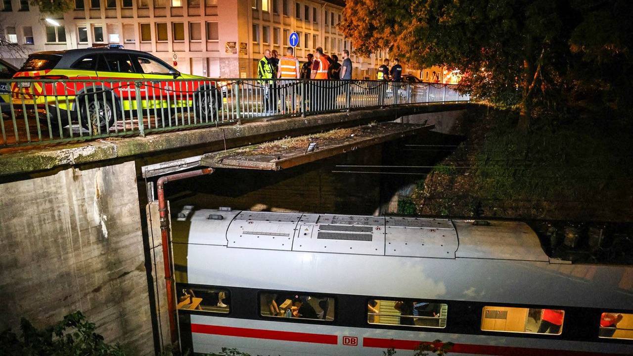 Reisende harren Stunden nach Oberleitungsschaden in ICE aus.