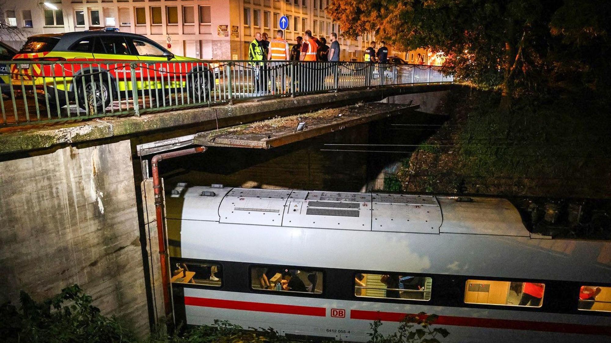 Reisende harren Stunden nach Oberleitungsschaden in ICE aus.