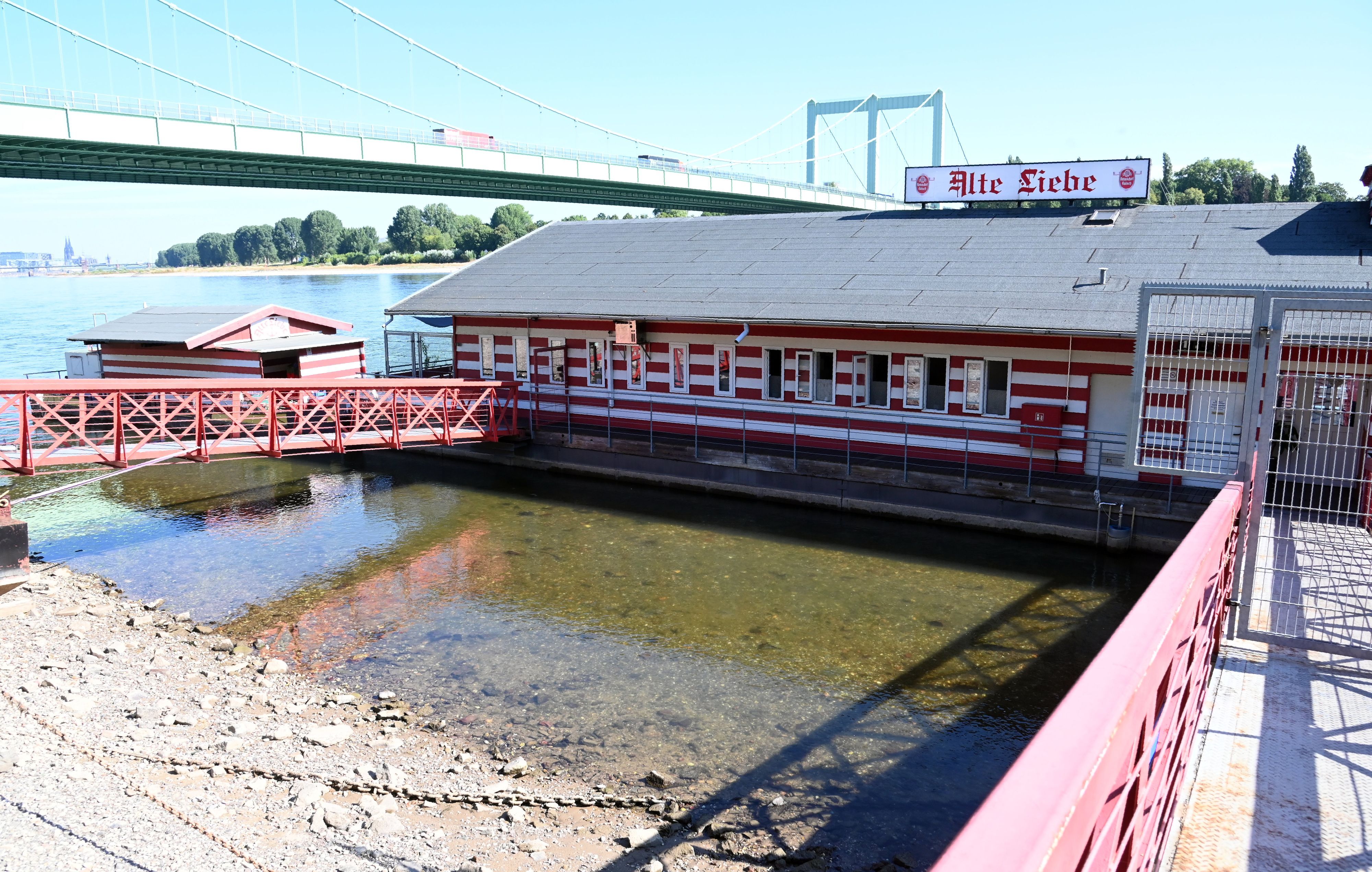 Der Rhein führt Niedrigwasser. Das Bootshaus Alte Liebe liegt noch nicht auf Grund.