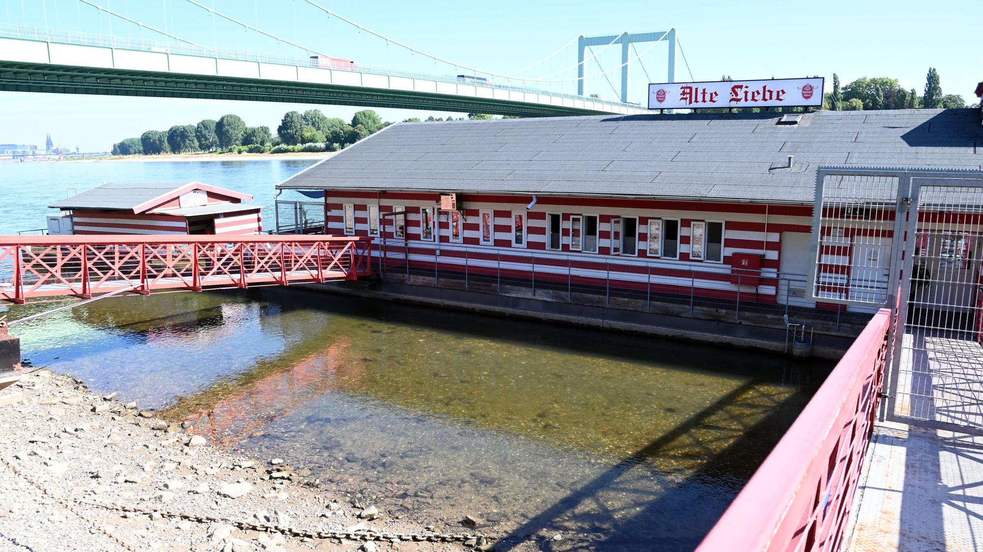 Der Rhein führt Niedrigwasser. Das Bootshaus Alte Liebe liegt noch nicht auf Grund.