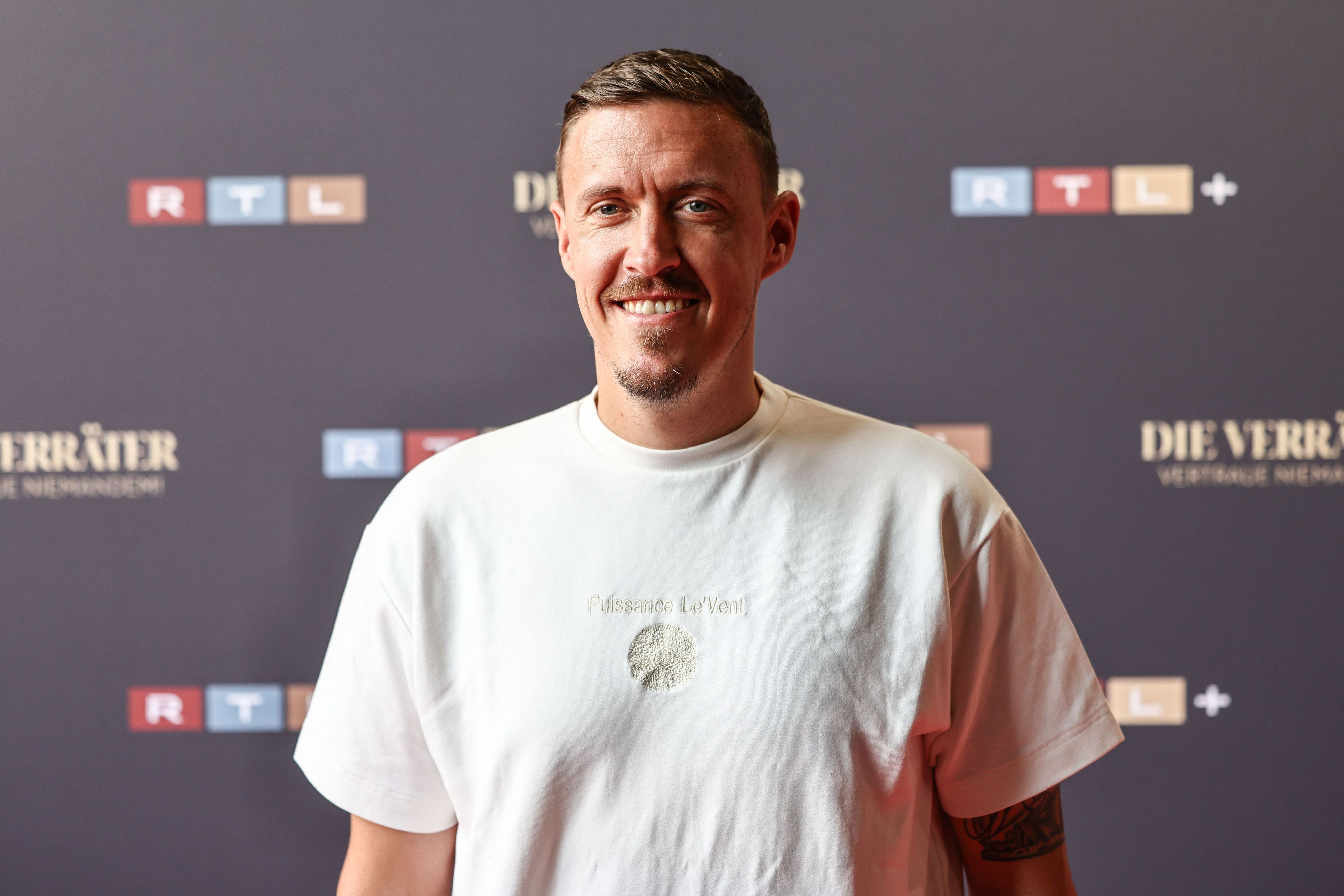 Max Kruse steht bei der Kino-Premiere der vierten Staffel der RTL-Show „Die Verräter“ auf dem roten Teppich.
