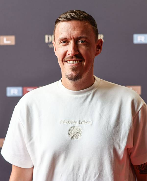 Max Kruse steht bei der Kino-Premiere der vierten Staffel der RTL-Show „Die Verräter“ auf dem roten Teppich.