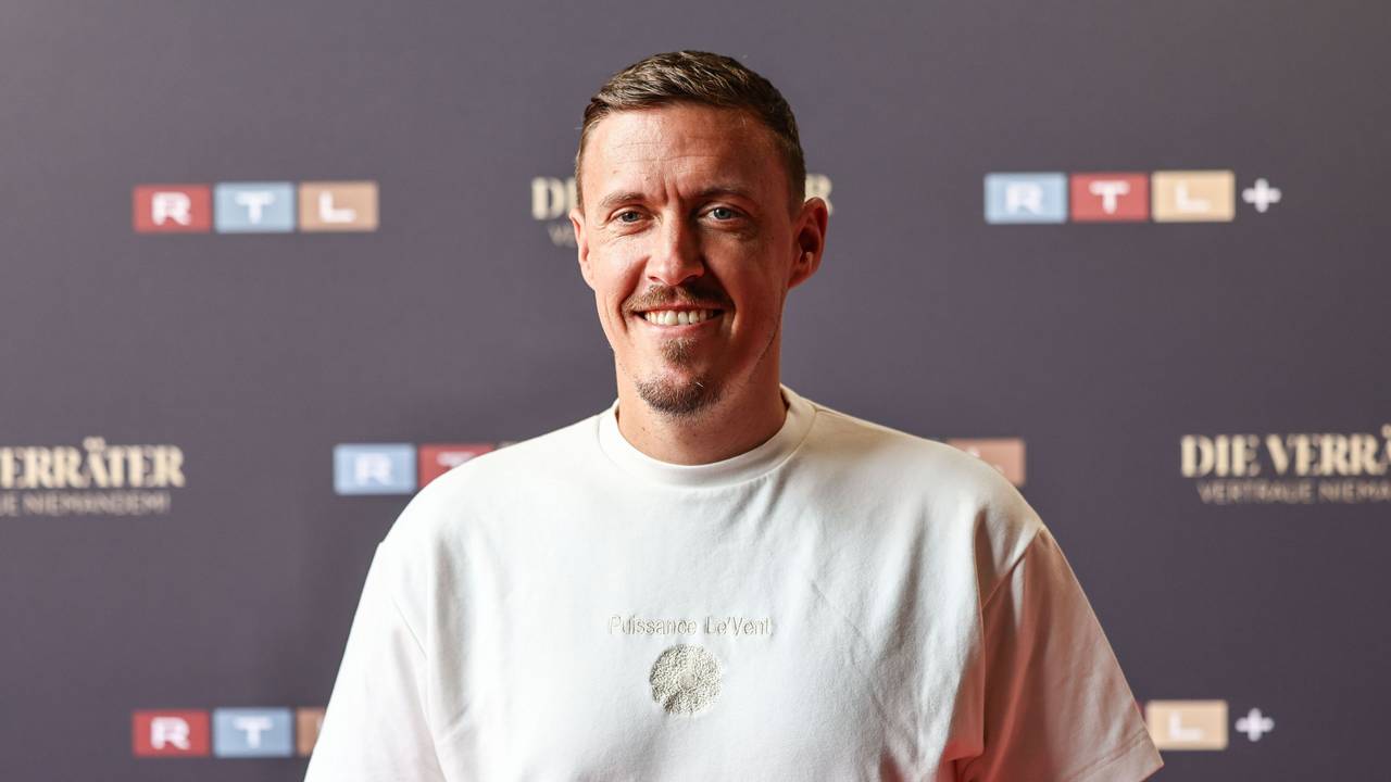 Max Kruse steht bei der Kino-Premiere der vierten Staffel der RTL-Show „Die Verräter“ auf dem roten Teppich.