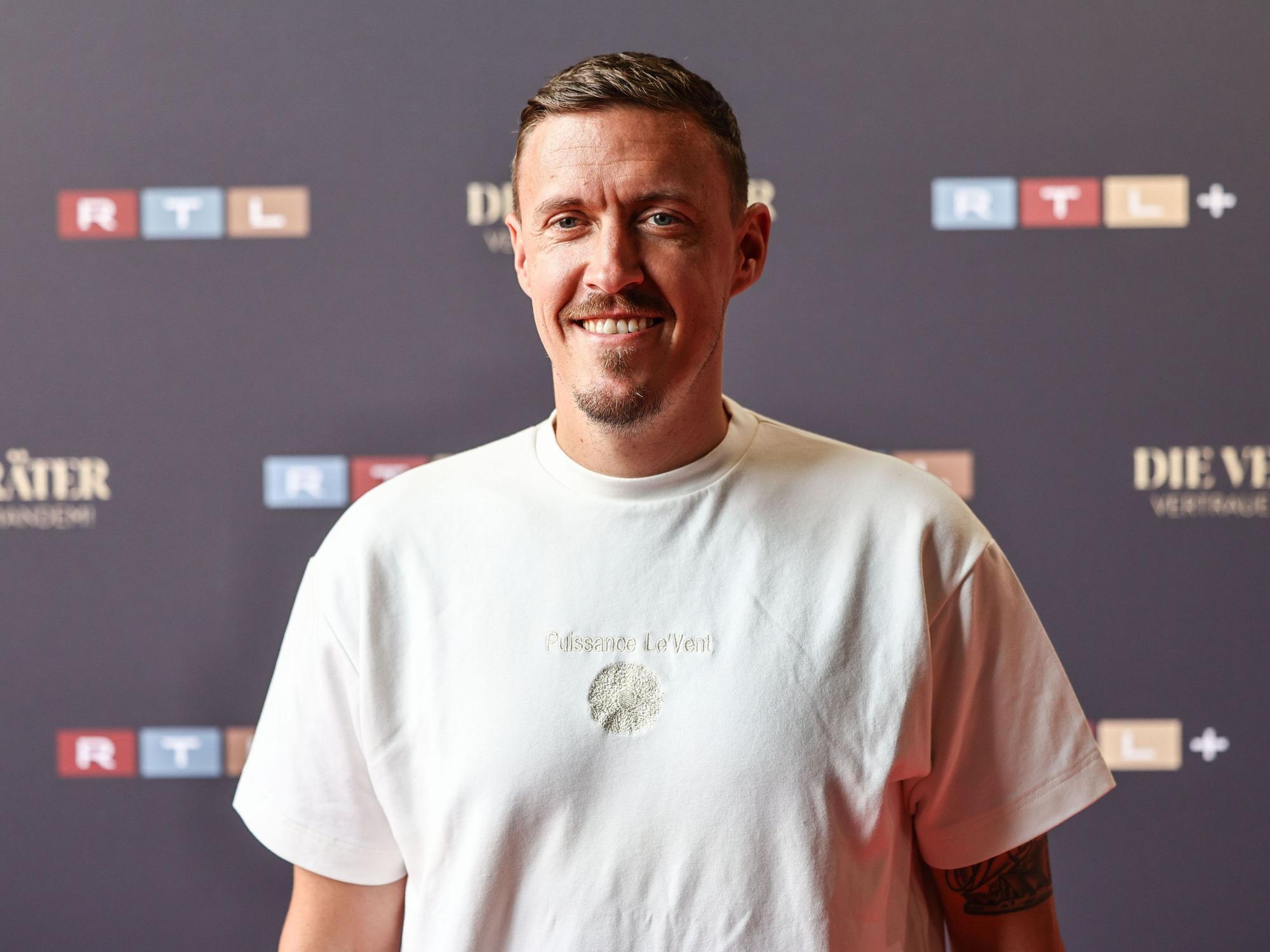 Max Kruse steht bei der Kino-Premiere der vierten Staffel der RTL-Show „Die Verräter“ auf dem roten Teppich.