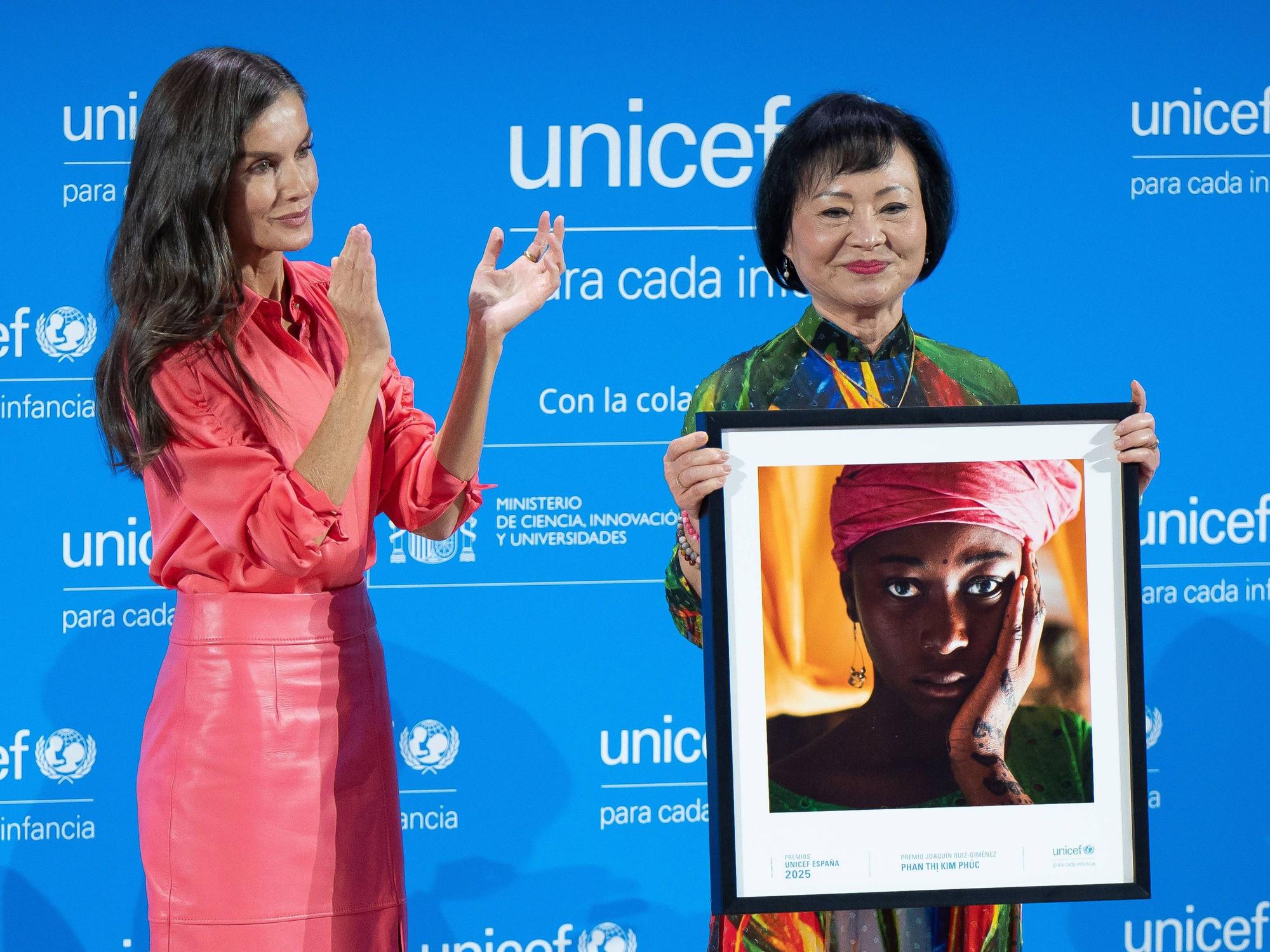 Königin Letizia von Spanien und Kim Phuc bei der Verleihung der UNICEF España Awards 2025 im Forschungszentrum CSIC in Madrid.