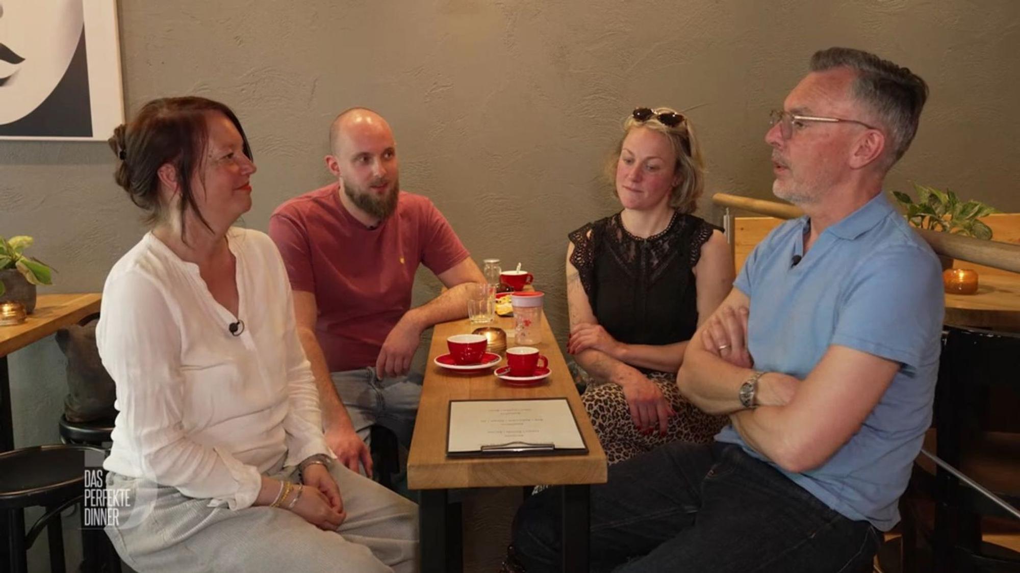 Cordula, Frederik, Shirin und Tobi (von links) rätseln, was es heute zu essen gibt.
(Bild: RTL)