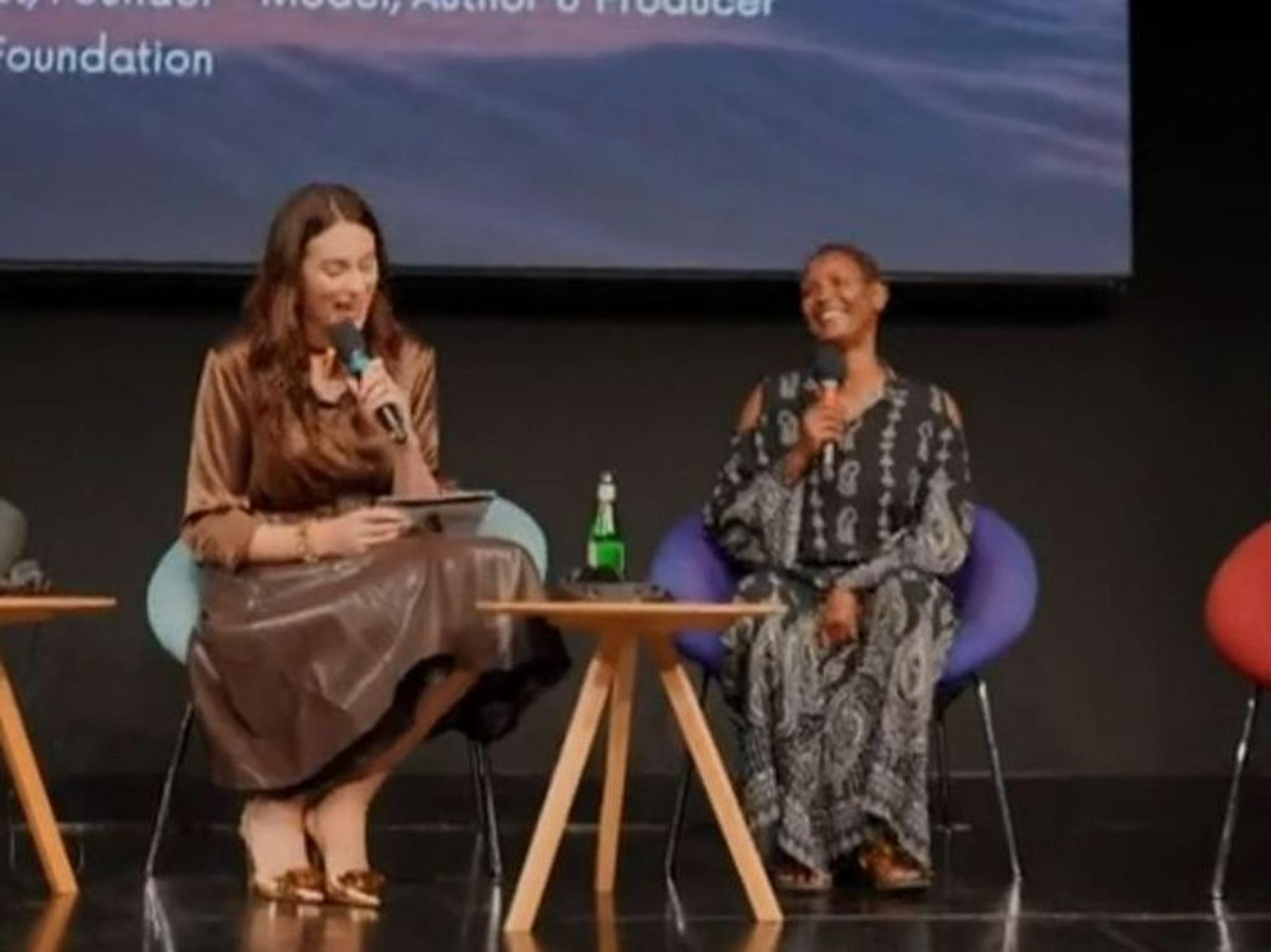Zwischen Gloria-Sophie Burkandt (links) und ihrer Gesprächspartnerin Waris Dirie liegt Spannung in der Luft. (Bild: Joyn)