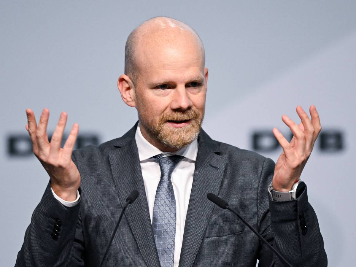 Mattias Grafström spricht auf dem 45. Ordentlichen DFB-Bundestag im DFB-Campus in Frankfurt am Main.