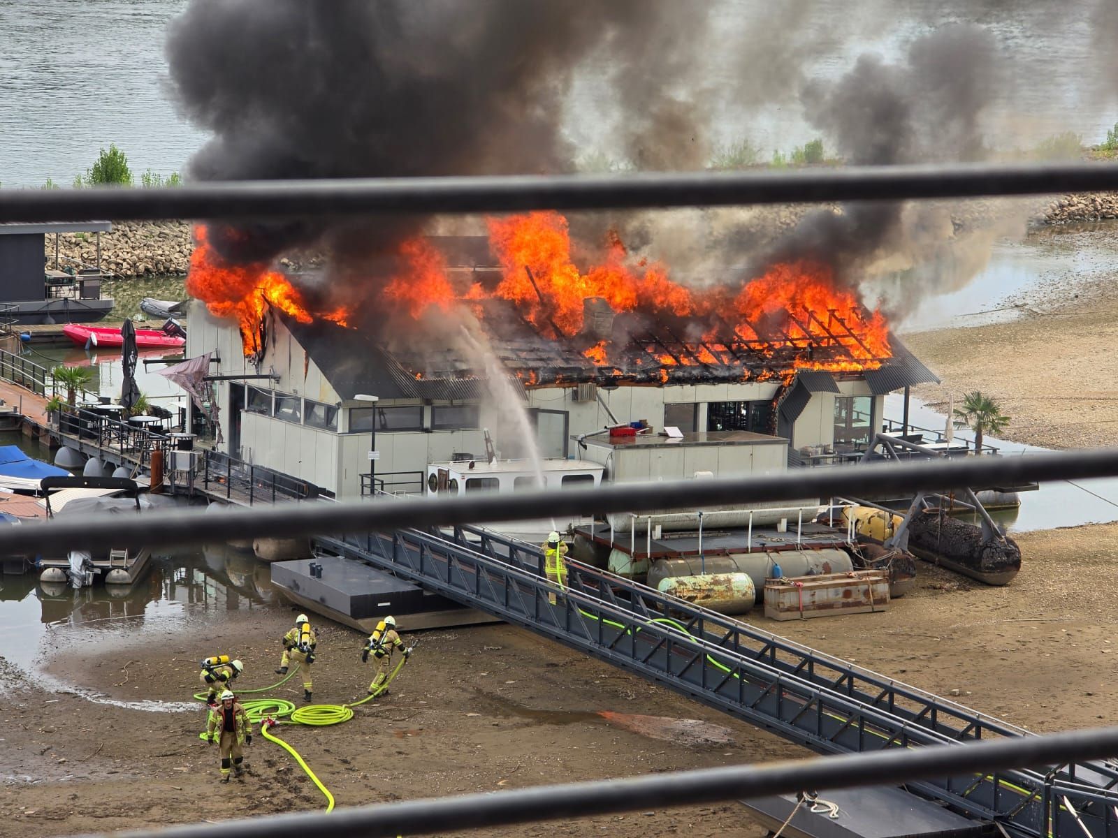Das Sürther Bootshaus wurde ein Opfer der Flammen. Es brannte komplett nieder.