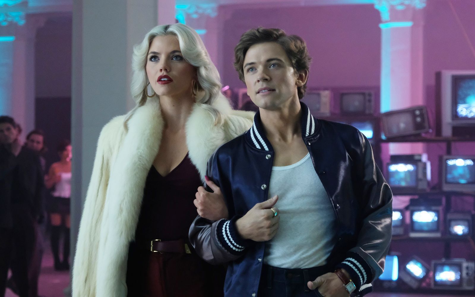 Debbie (Hayes Warner) und Bret (Igby Rigney) sind ein Paar, auch wenn Bret eigentlich andere Vorlieben hat. (Bild: 2026 FX)