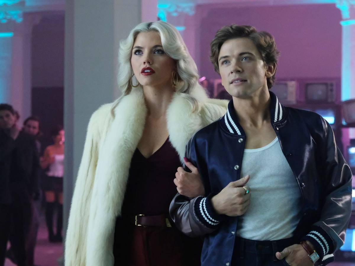 Debbie (Hayes Warner) und Bret (Igby Rigney) sind ein Paar, auch wenn Bret eigentlich andere Vorlieben hat. (Bild: 2026 FX)