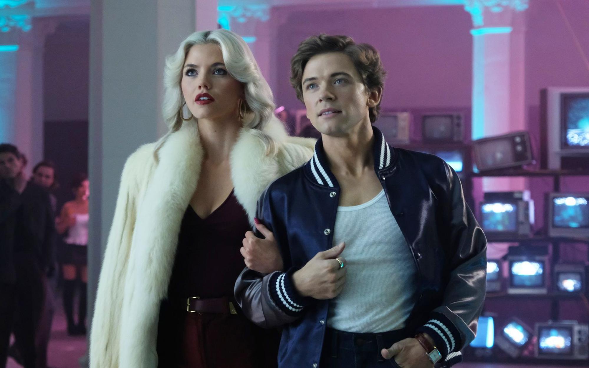 Debbie (Hayes Warner) und Bret (Igby Rigney) sind ein Paar, auch wenn Bret eigentlich andere Vorlieben hat. (Bild: 2026 FX)