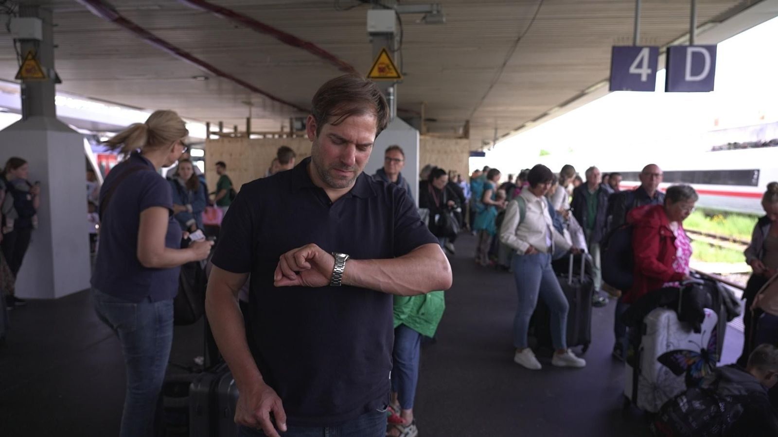 Frontal“-Reporter Markus Reichert fuhr mit der Bahn von Rothenburg/Wümme nach Rimini - und erlebte das gefürchtete Bahn-Chaos. (Bild: ZDF / Alexander Seidenstücker)