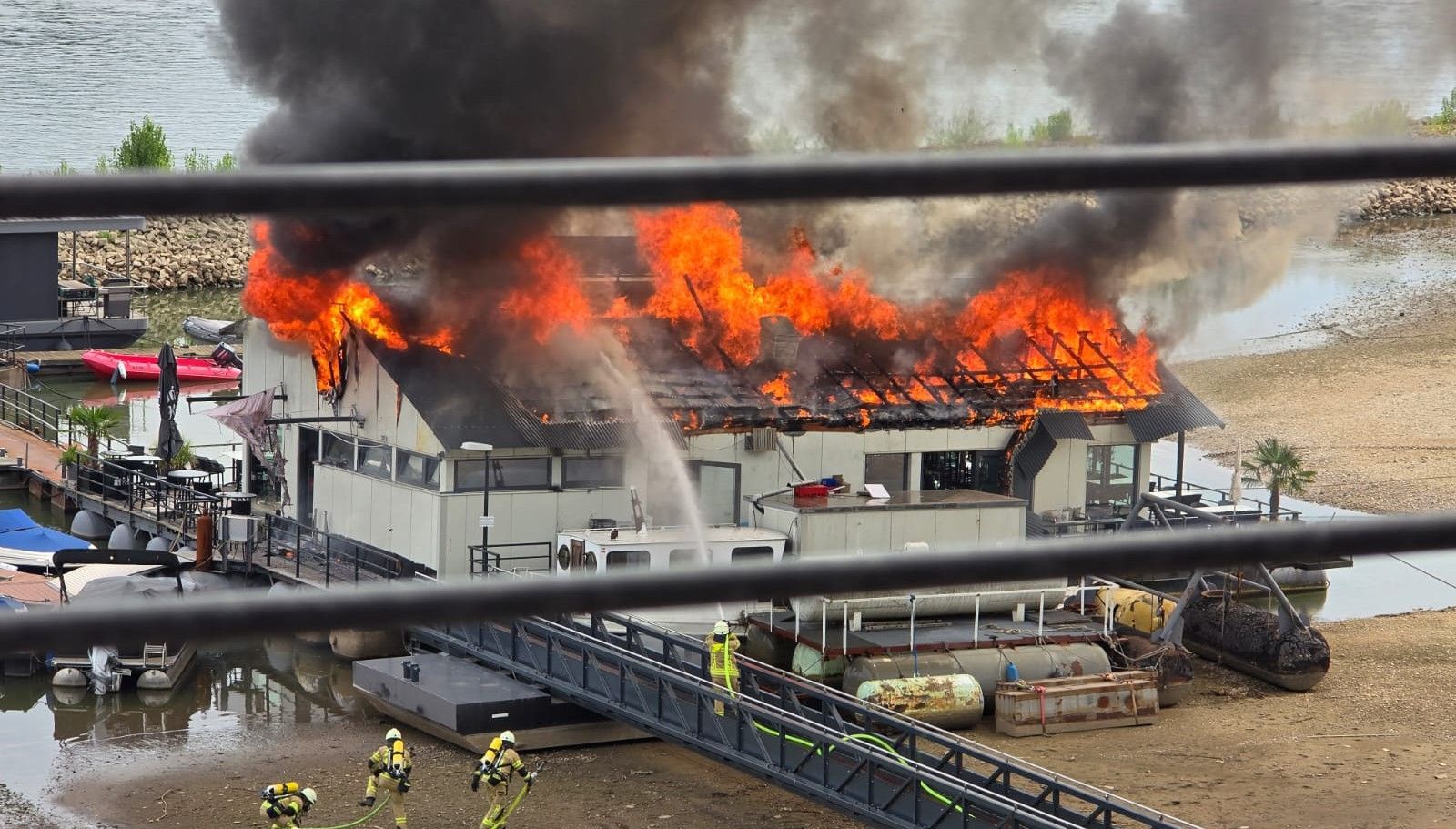 Das Sürther Bootshaus wurde ein Opfer der Flammen. Es brannte komplett nieder.
