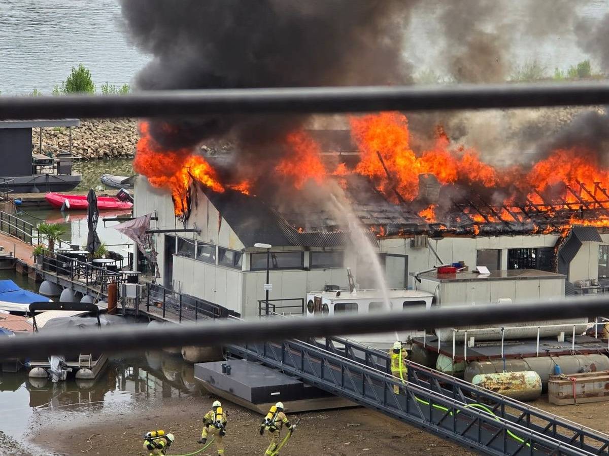 Das Sürther Bootshaus wurde ein Opfer der Flammen. Es brannte komplett nieder.