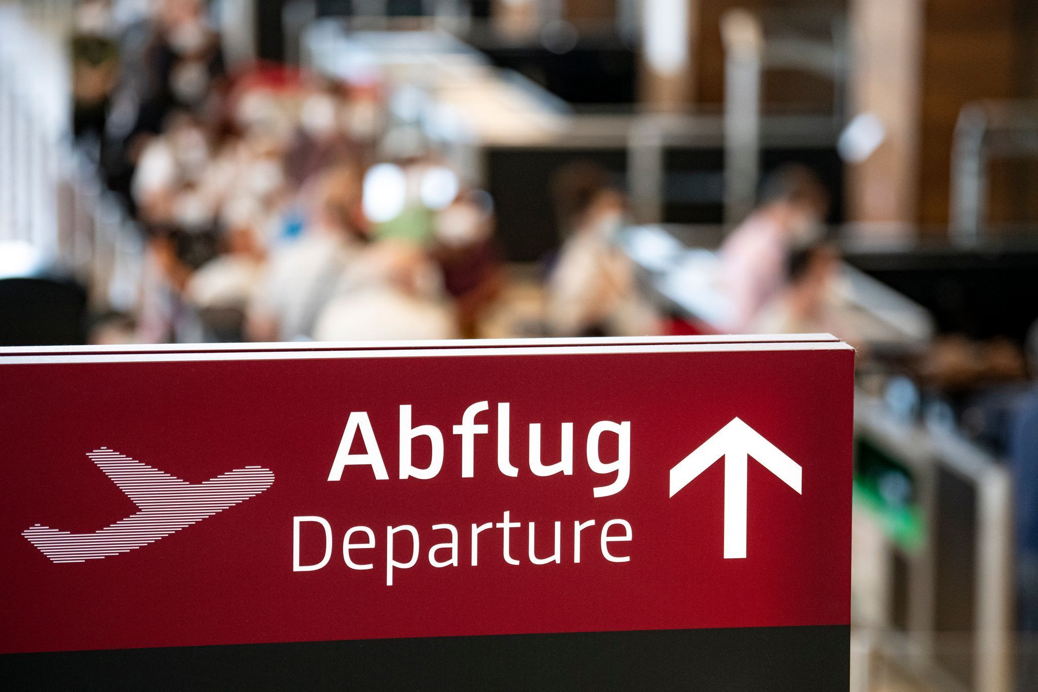 Ein Schild am Flughafen mit dem Schriftzug Abflug