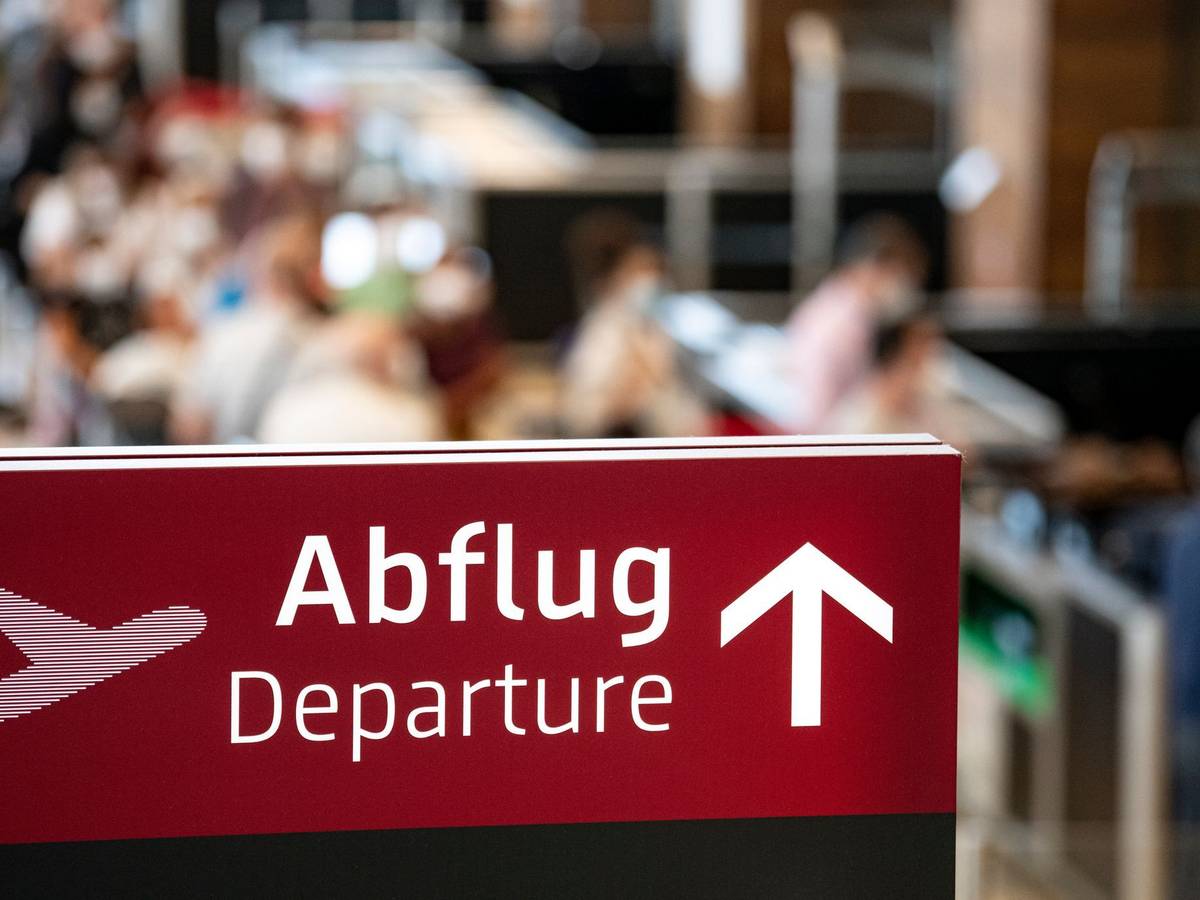 Ein Schild am Flughafen mit dem Schriftzug Abflug