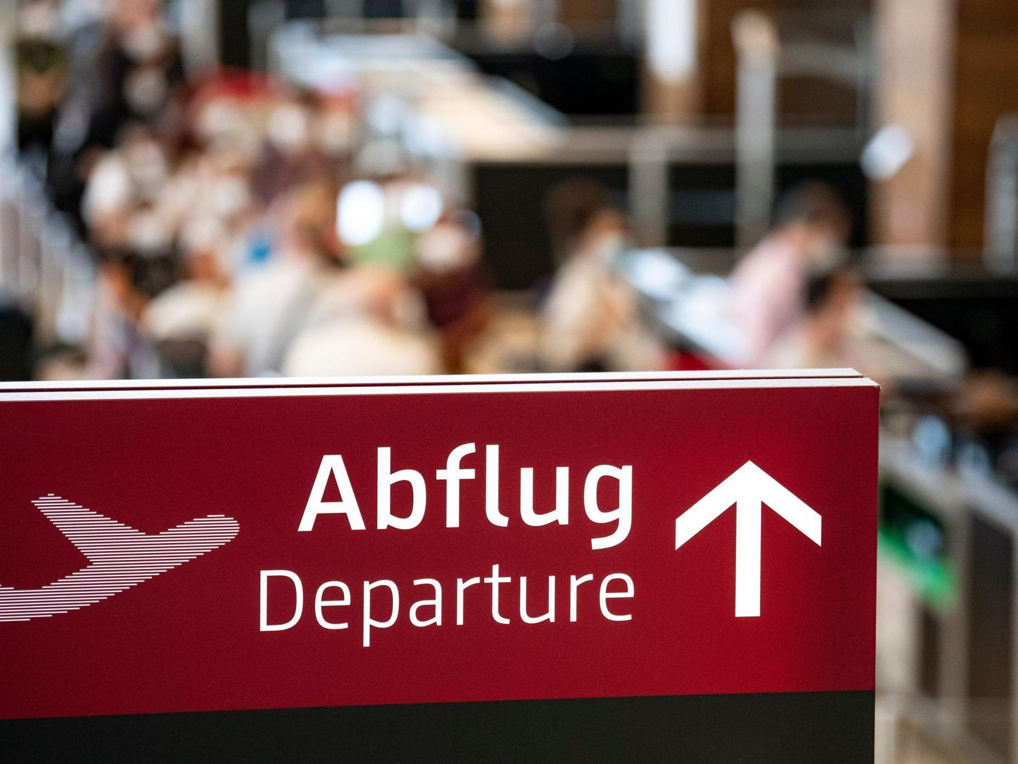Ein Schild am Flughafen mit dem Schriftzug Abflug