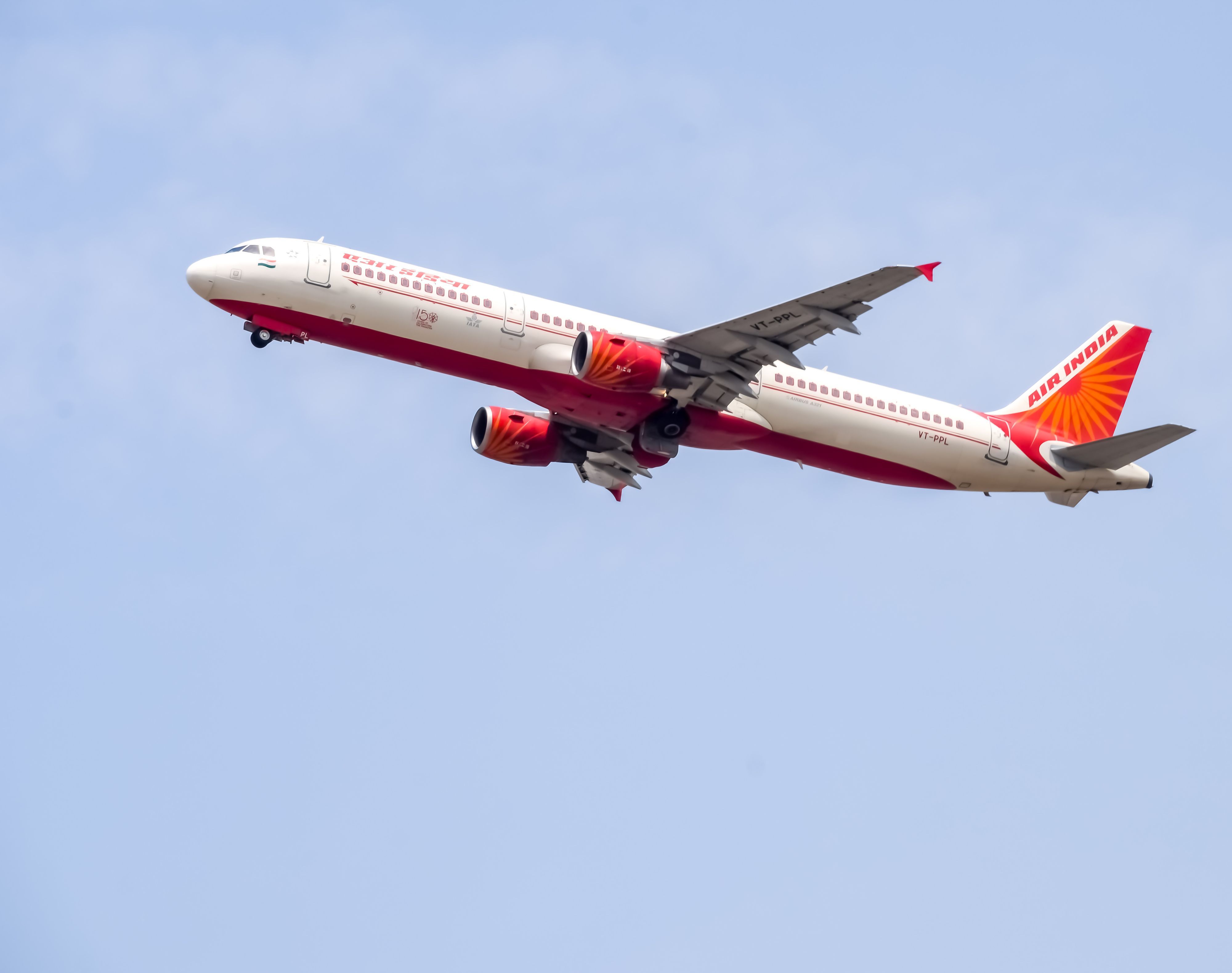 Ein Airbus von Air India in der Luft.